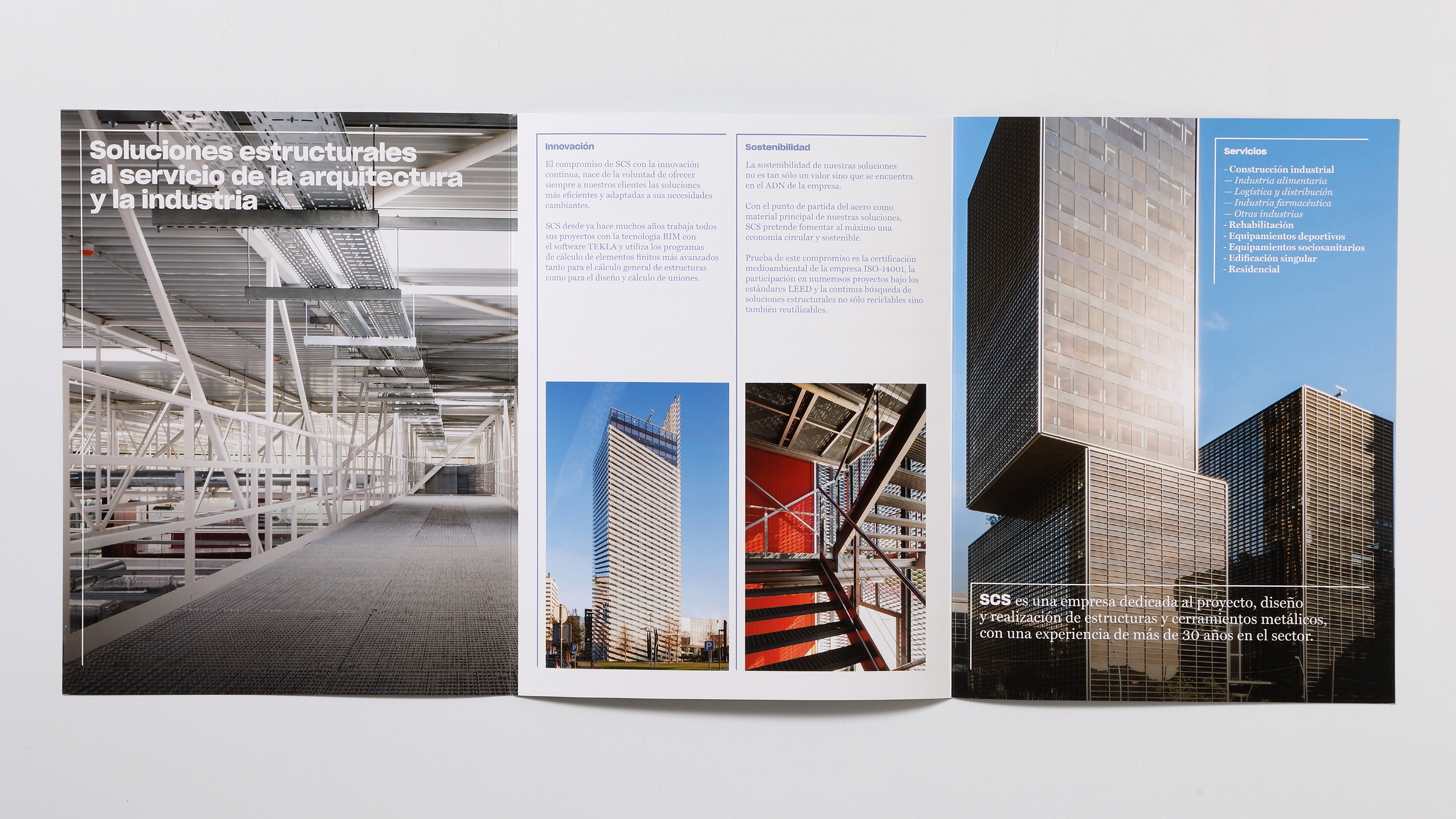 <span><span>Dise&ntilde;o editorial interior de una revista con la imagen corporativa de SCS CULLER&Eacute; SALA aplicada en un art&iacute;culo sobre innovaci&oacute;n y sostenibilidad. Dise&ntilde;ado por el estudio de branding y comunicaci&oacute;n esiete.</span></span>