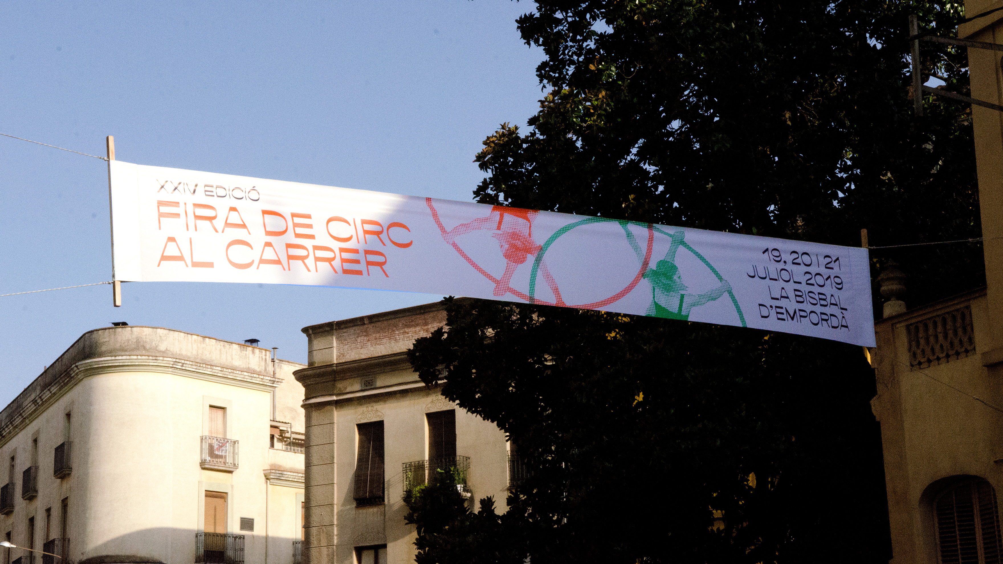 <span><span>Pancarta del XXIV FIRA DE CIRC A LA CARRER DE LA BISBAL. Dissenyat per l'estudi ESIETE de branding i comunicaci&oacute;.</span></span>