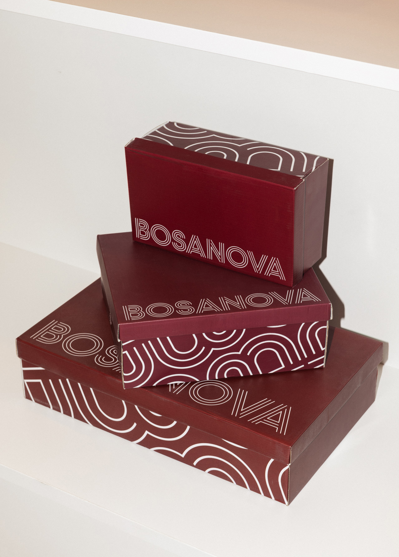 Il&middot;lustraci&oacute; d'una botiga BOSANOVA aplicant la seva imatge corporativa en el cartell d'aquesta botiga, amb la seva tipografia display outline dissenyada adhoc per al projecte. Dissenyat per l'estudi esiete de branding i comunicaci&oacute;.