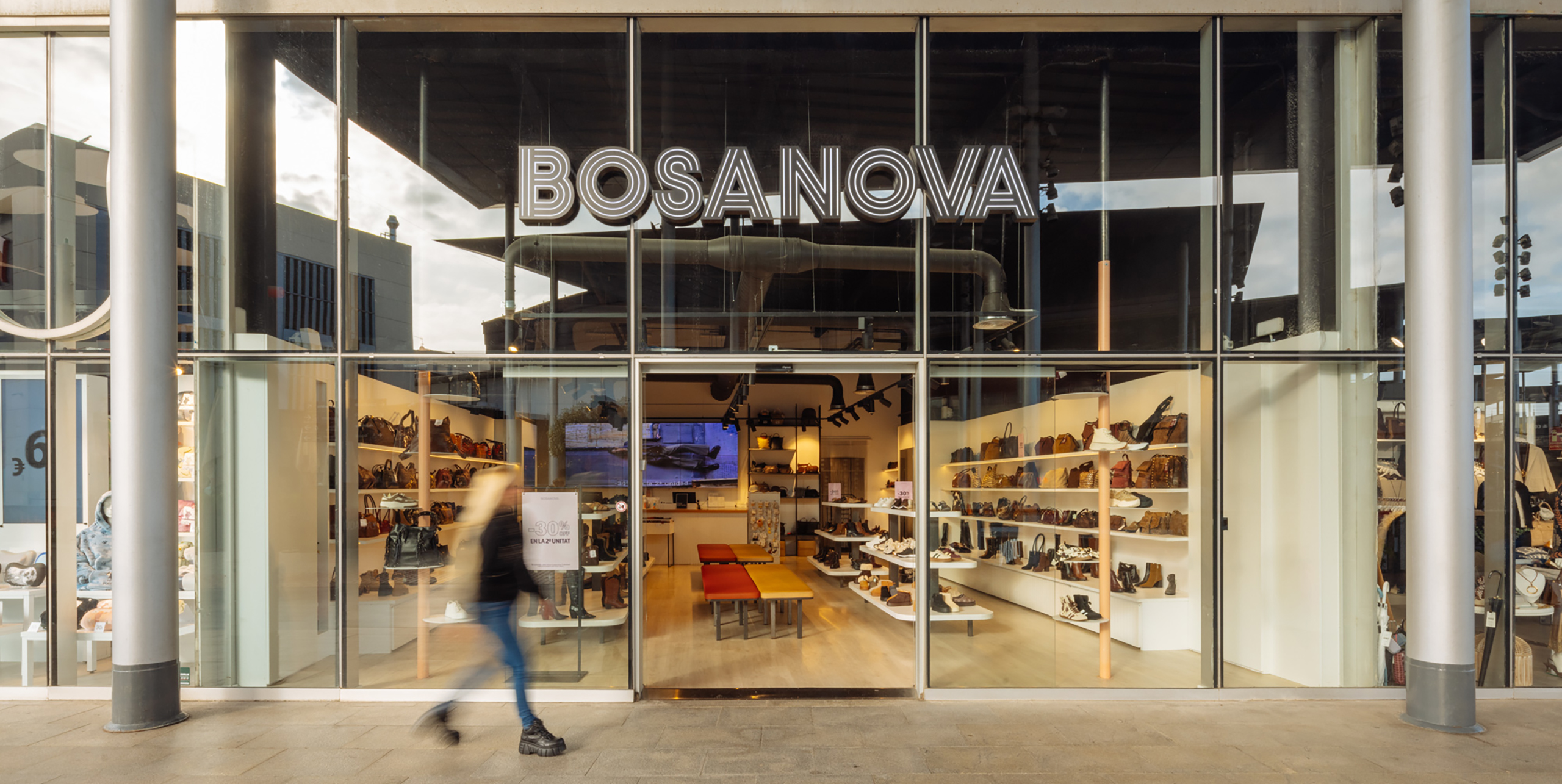 <span><span>Construction of the logo of BOSANOVA, with its display outline typography designed adhoc for the project. Designed by the studio esiete of branding and communication studio.</span></span>