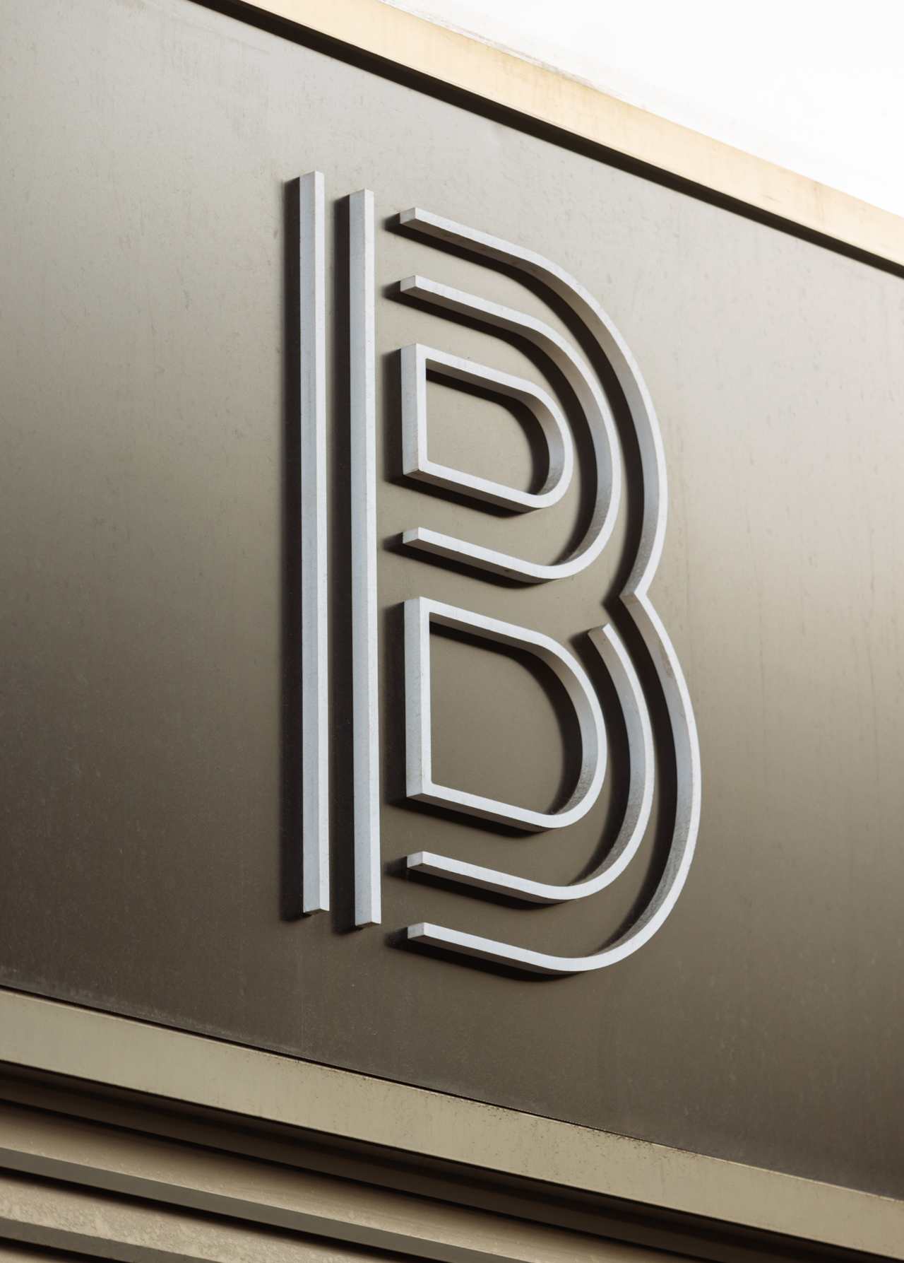 Animaci&oacute; de la B del logotip de la marca BOSANOVA, amb la seva tipografia display outline dissenyada adhoc per al projecte. Dissenyat per l'estudi esiete de branding i comunicaci&oacute;.