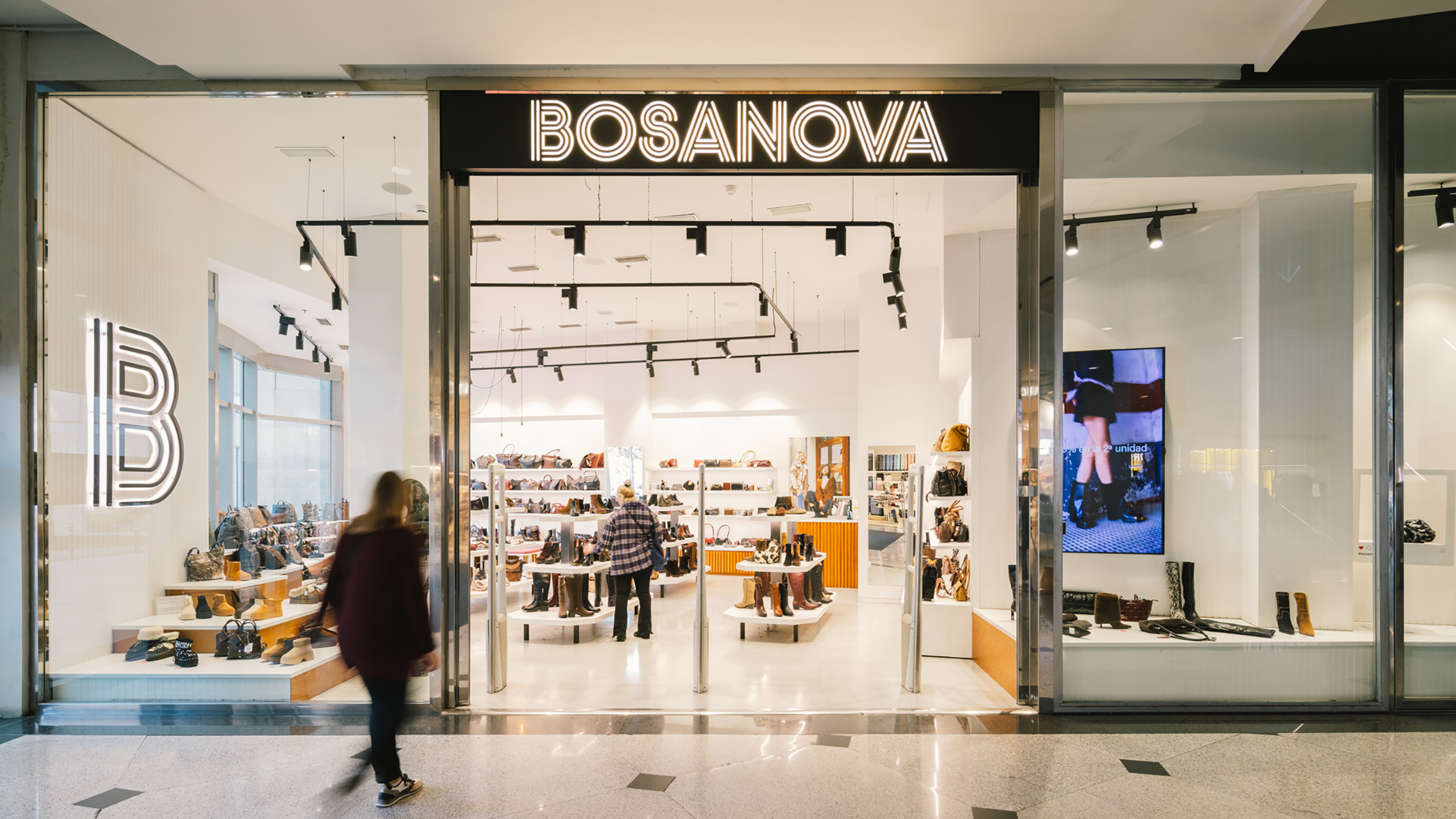 Hist&ograve;ria d'Instagram amb diferents missatges utilitzant la tipografia display outline dissenyada adhoc per al projecte. Dissenyat per l'estudi esiete de branding i comunicaci&oacute;.