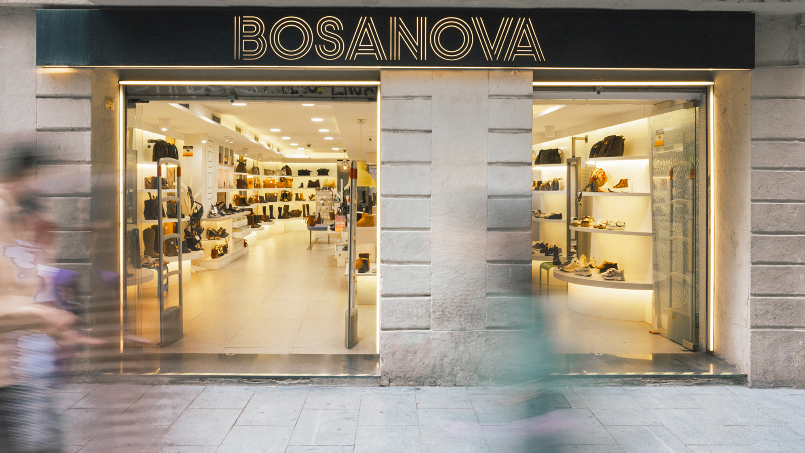 Totebag corporativa de la marca BOSANOVA de color negra, on podem veure la lletra B amb la tipografia display outline dissenyada adhoc per al projecte. Dissenyat per l'estudi esiete de branding i comunicaci&oacute;.