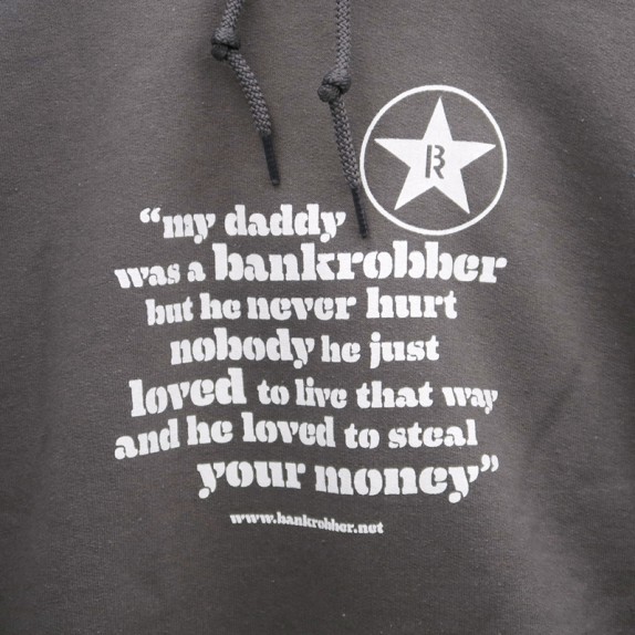 <span><span>Imagen de una sudadera del merch de BANKROBBER. Dise&ntilde;ado por el estudio esiete de branding y comunicaci&oacute;n.</span></span>