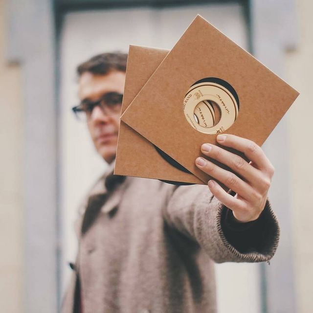 <span><span>Un hombre con dos vinilos de la discograf&iacute;a de BANKROBBER en la mano. Dise&ntilde;ado por el estudio esiete de branding y comunicaci&oacute;n.</span></span>