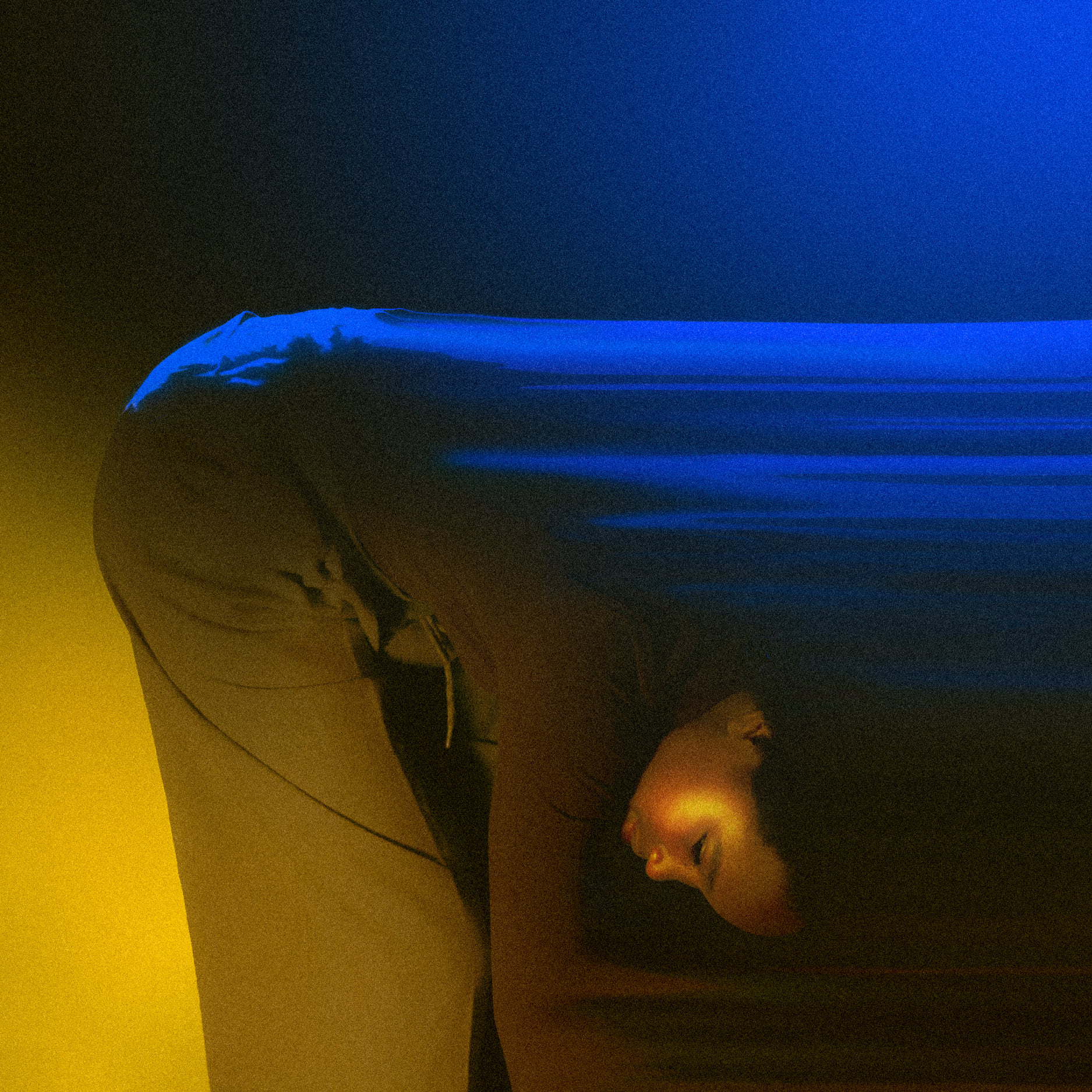 <span><span>Fotograf&iacute;a de una chica mirando hacia abajo con un efecto de luz amarilla y azul para Bankrobber. Dise&ntilde;ado por el estudio esiete de branding y comunicaci&oacute;n.</span></span>