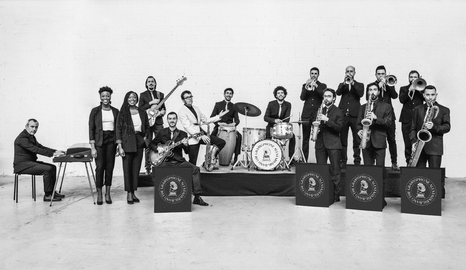 Portada del &aacute;lbum en blanco y negro que muestra diferentes bandas y artistas con sus instrumentos. Del sello discogr&aacute;fico Bankrobber.&nbsp;Dise&ntilde;ado por el estudio esiete de branding y comunicaci&oacute;n.