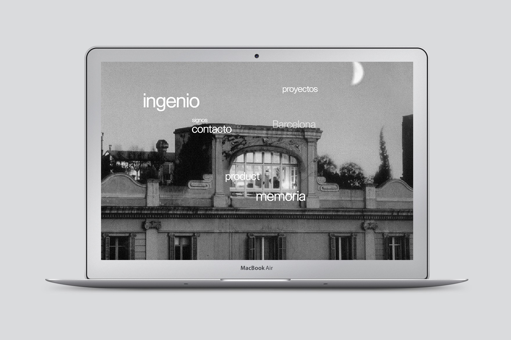 Dise&ntilde;o de la p&aacute;gina de inicio de la web de LIEVORE ALTHERR MOLINA. Incluye elementos tipogr&aacute;ficos de cabecera colocados aleatoriamente y un fondo en blanco y negro de un edificio antiguo. Web dise&ntilde;ada por el estudio de branding y comunicaci&oacute;n Esiete y programada por sevenap.
