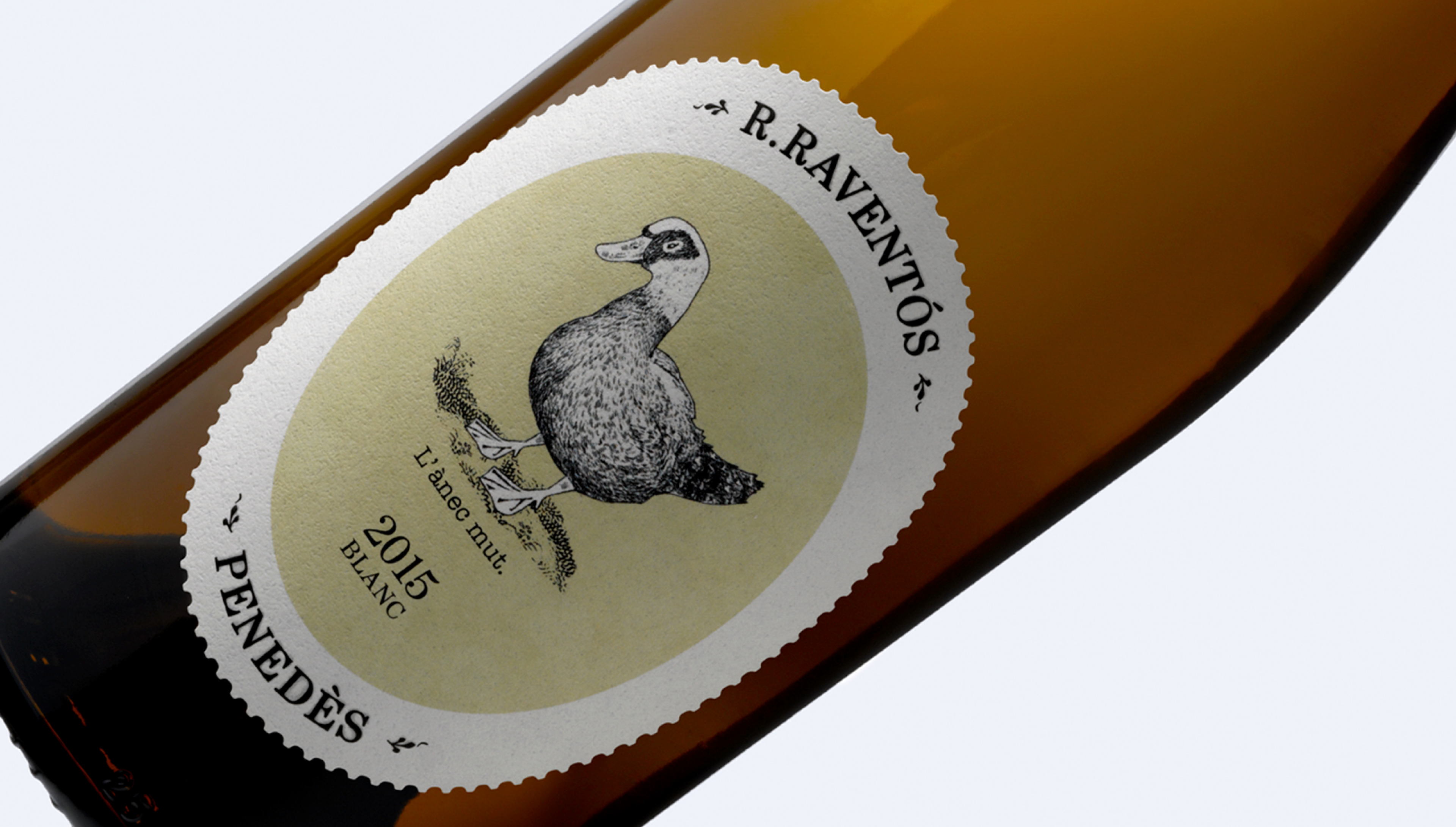 <span><span>Mockup de l&acute;etiqueta d&acute;una ampolla de cava, amb una il&middot;lustraci&oacute; i una tipografia fetes per al projecte GLEVA ESTATES. Dissenyat per l'estudi ESIETE de branding i comunicaci&oacute;.</span></span>