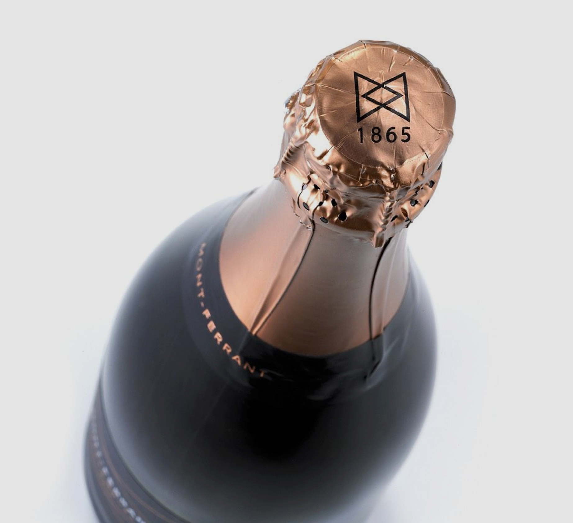 <span><span>Fotografia del suro duna ampolla de cava, amb el disseny per al projecte de GLEVA ESTATES. Dissenyat per l'estudi ESIETE de branding i comunicaci&oacute;.</span></span>