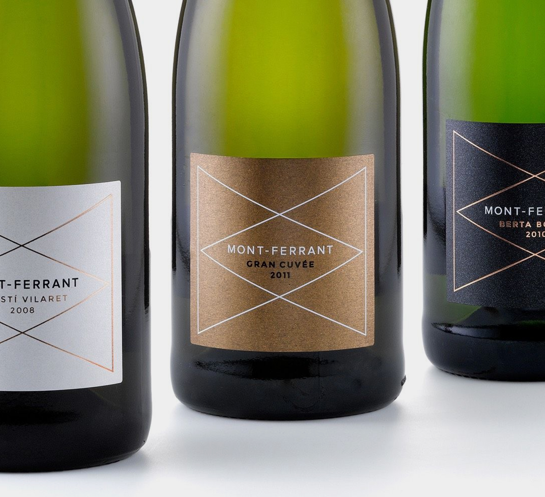 <span><span>Diferents ampolles de cava amb diferents etiquetes, segons el producte, dissenyades per al projecte GLEVA ESTATES. Dissenyat per l'estudi ESIETE de branding i comunicaci&oacute;.</span></span>
