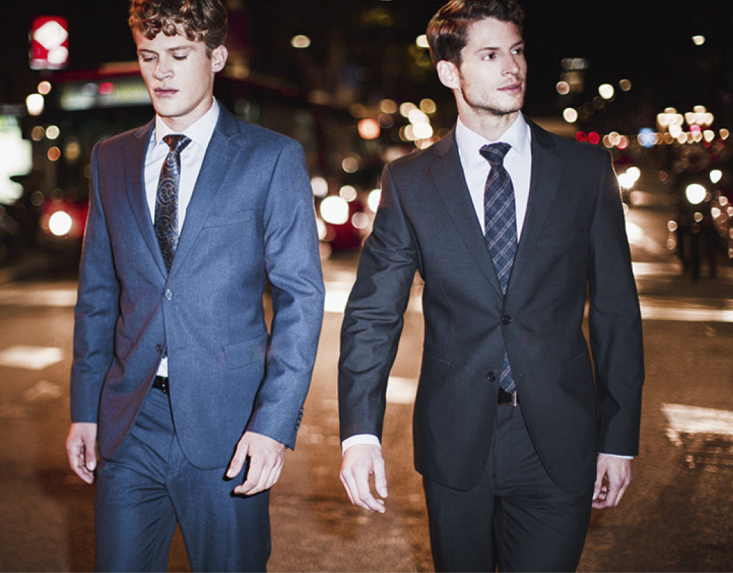 <span><span>Foto de dos models al carrer amb roba de la marca JOHN BERRI per ensenyar la direcci&oacute; de la imatge. Dissenyat per l'estudi </span><span>ESIETE</span><span> de branding i comunicaci&oacute;.</span></span>