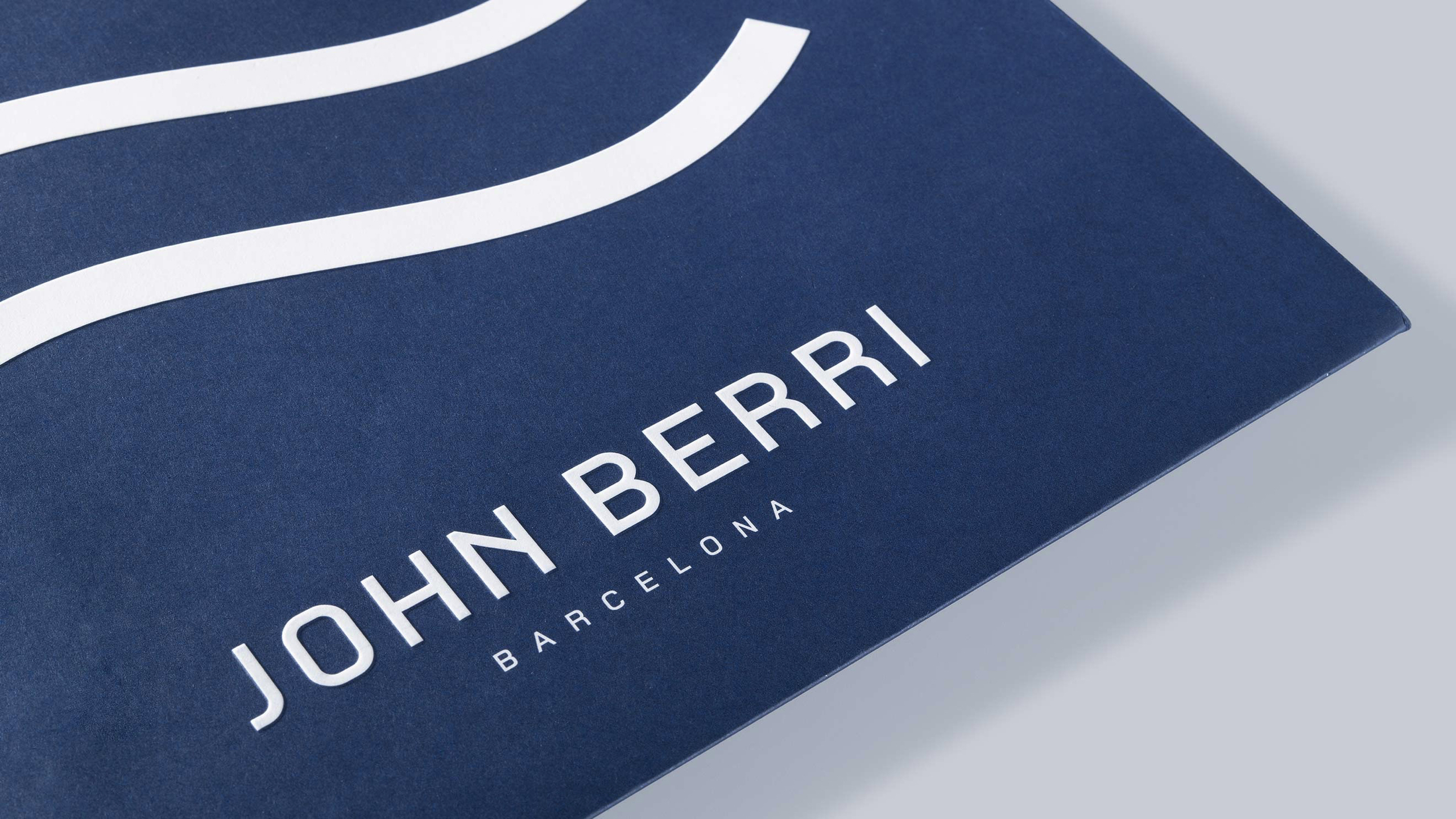 <span><span>Mockup de la targeta de visita corporativa de la marca JOHN BERRI. Dissenyat per l'estudi </span><span>ESIETE</span><span> de branding i comunicaci&oacute;.</span></span>