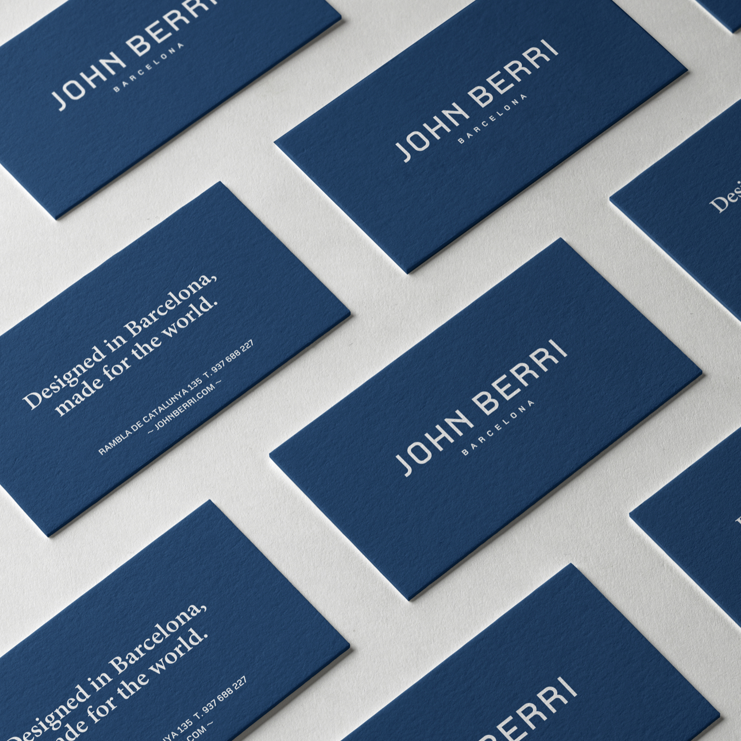 <span><span>Mockups de les targetes de visita corporatives de la marca JOHN BERRI amb la identitat visual aplicada. Dissenyat per l'estudi </span><span>ESIETE</span><span> de branding i comunicaci&oacute;.</span></span>