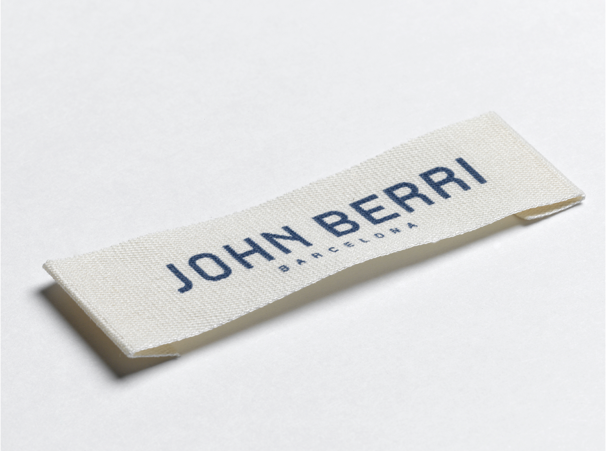 <span><span>Etiqueta de roba per als productes de la marca JOHN BERRI, amb la identitat visual aplicada. Dissenyat per l'estudi </span><span>ESIETE</span><span> de branding i comunicaci&oacute;.</span></span>