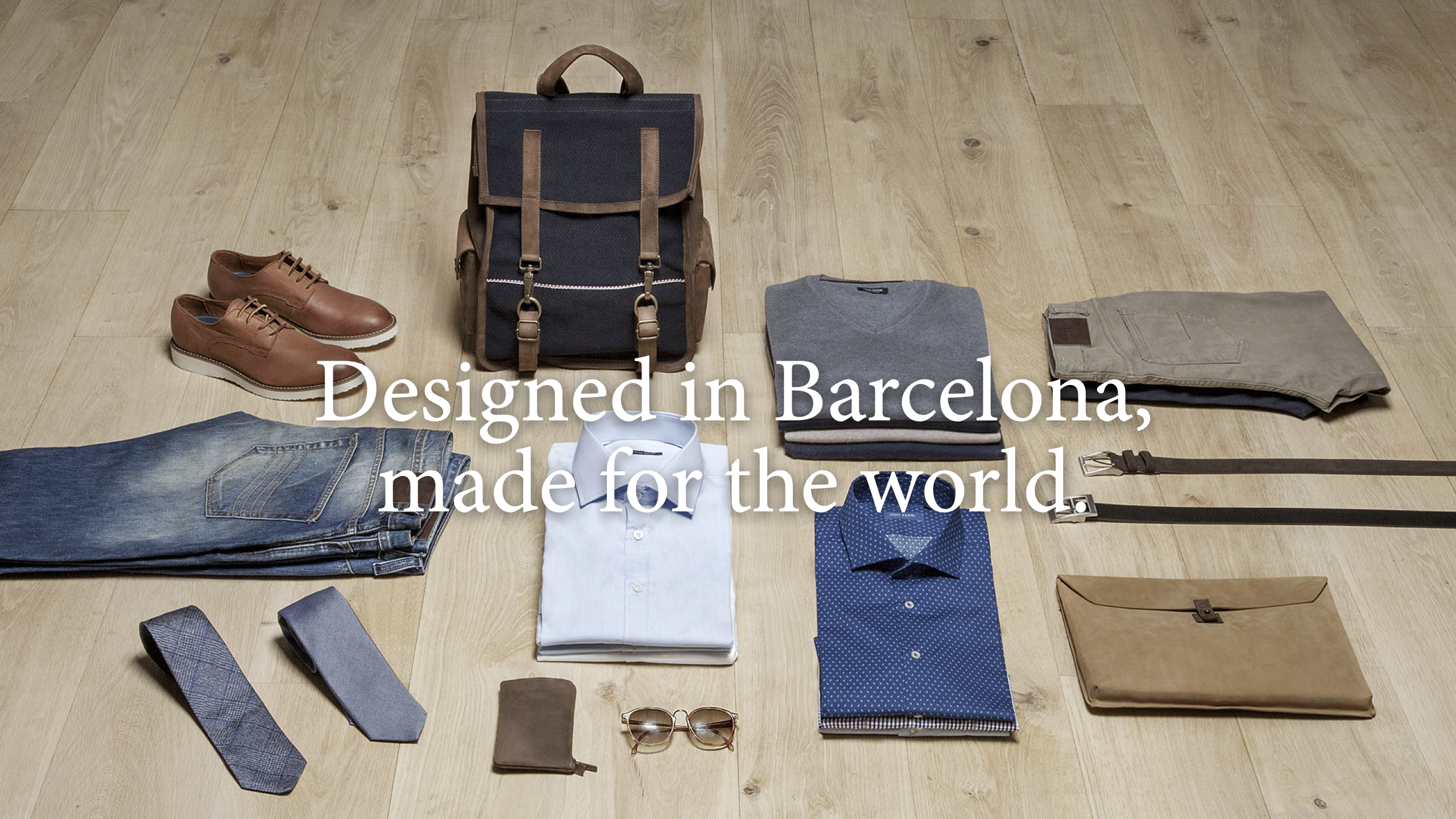 <span><span>Fotografia de diferents productes de la marca JOHN BERRI, amb la frase &ldquo;Designed in Barcelona, &#8203;&#8203;made for the world&rdquo;. Dissenyat per l'estudi ESIETE de branding i comunicaci&oacute;.</span></span>