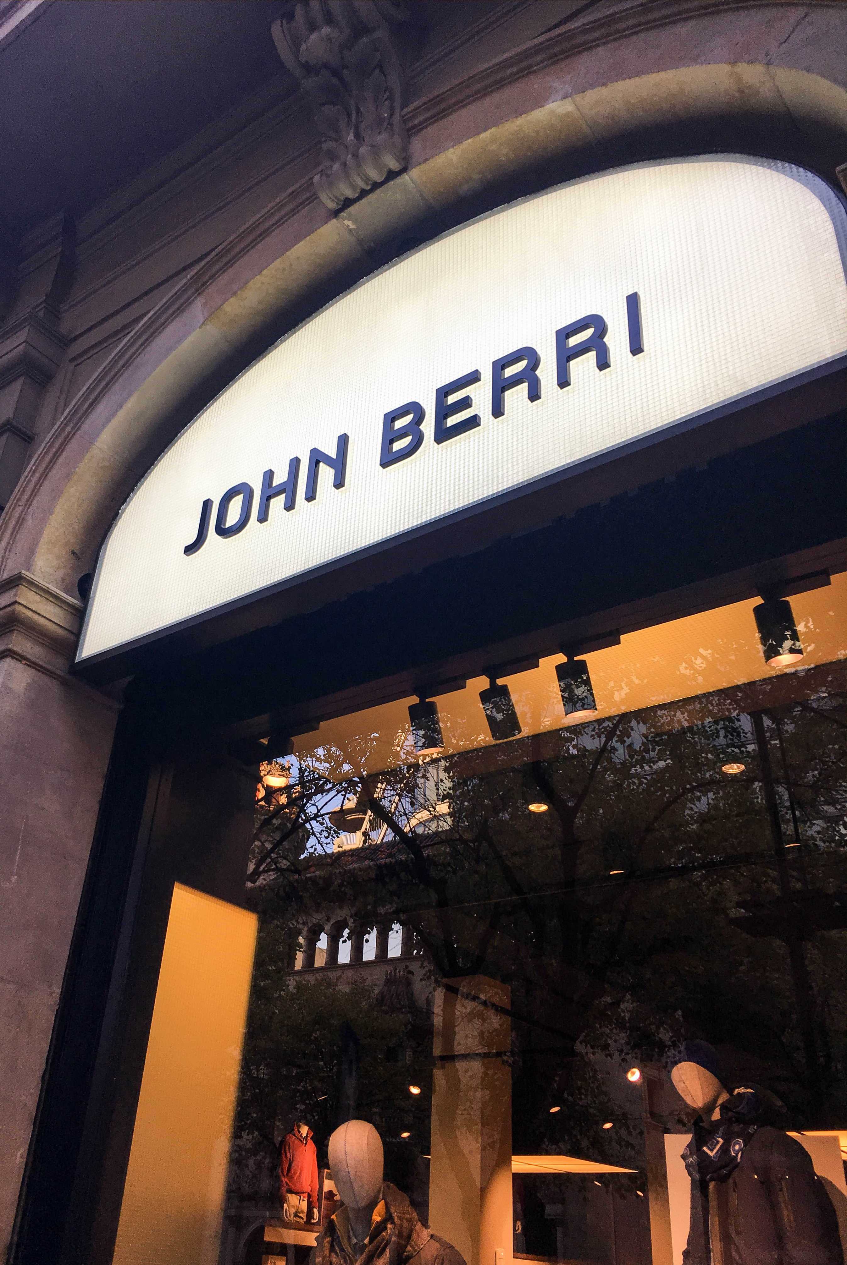 <span><span>Fotografia de l'exterior de la botiga JOHN BERRI, amb la identitat visual aplicada al cartell. Dissenyat per l'estudi </span><span>ESIETE</span><span> de branding i comunicaci&oacute;.</span></span>