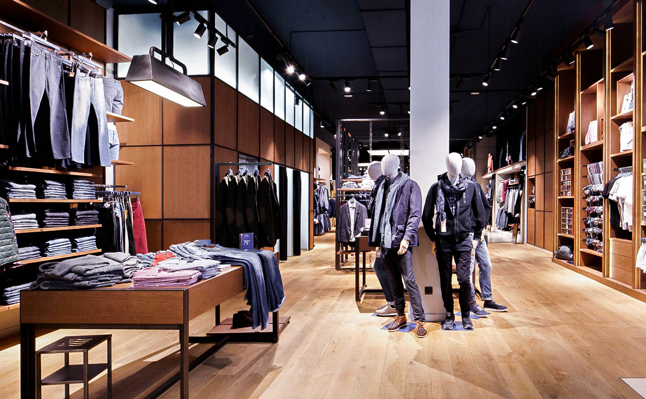 <span><span>Fotografia de l'interior de la botiga JOHN BERRI. Dissenyat per l'estudi </span><span>ESIETE</span><span> de branding i comunicaci&oacute;.</span></span>
