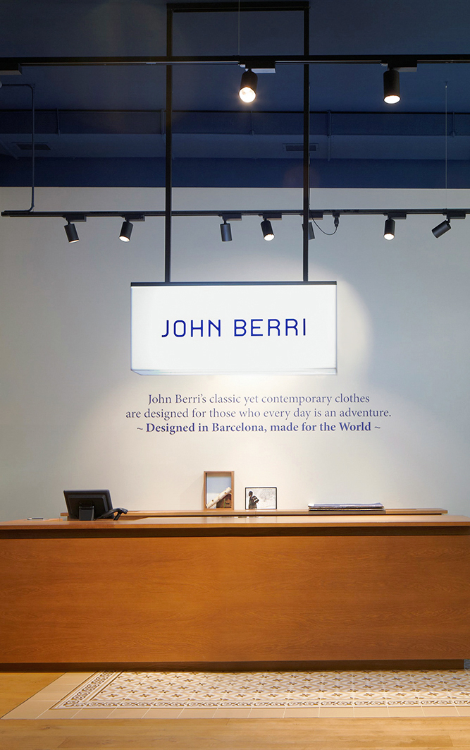 <span><span>Fotografia del taulell de la botiga JOHN BERRI, amb la identitat visual aplicada. Dissenyat per l'estudi </span><span>ESIETE</span><span> de branding i comunicaci&oacute;.</span></span>
