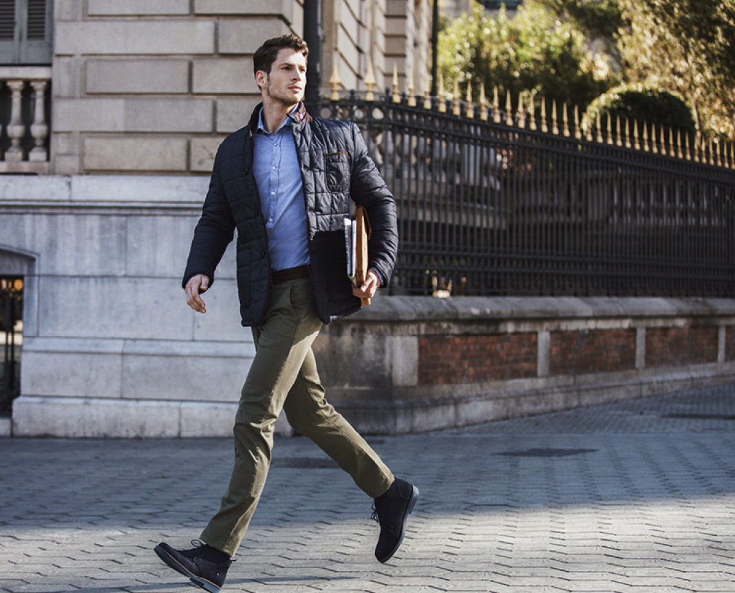 <span><span>Foto de model a peu pel carrer amb roba de la marca JOHN BERRI per ensenyar la direcci&oacute; d'imatge. Dissenyat per l'estudi </span><span>ESIETE</span><span> de branding i comunicaci&oacute;.</span></span>
