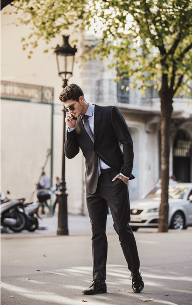 <span><span>Foto de model parlant pel m&ograve;bil amb la mirada cap avall amb roba de la marca JOHN BERRI per ensenyar la direcci&oacute; de la imatge. Dissenyat per l'estudi </span><span>ESIETE</span><span> de branding i comunicaci&oacute;.</span></span>