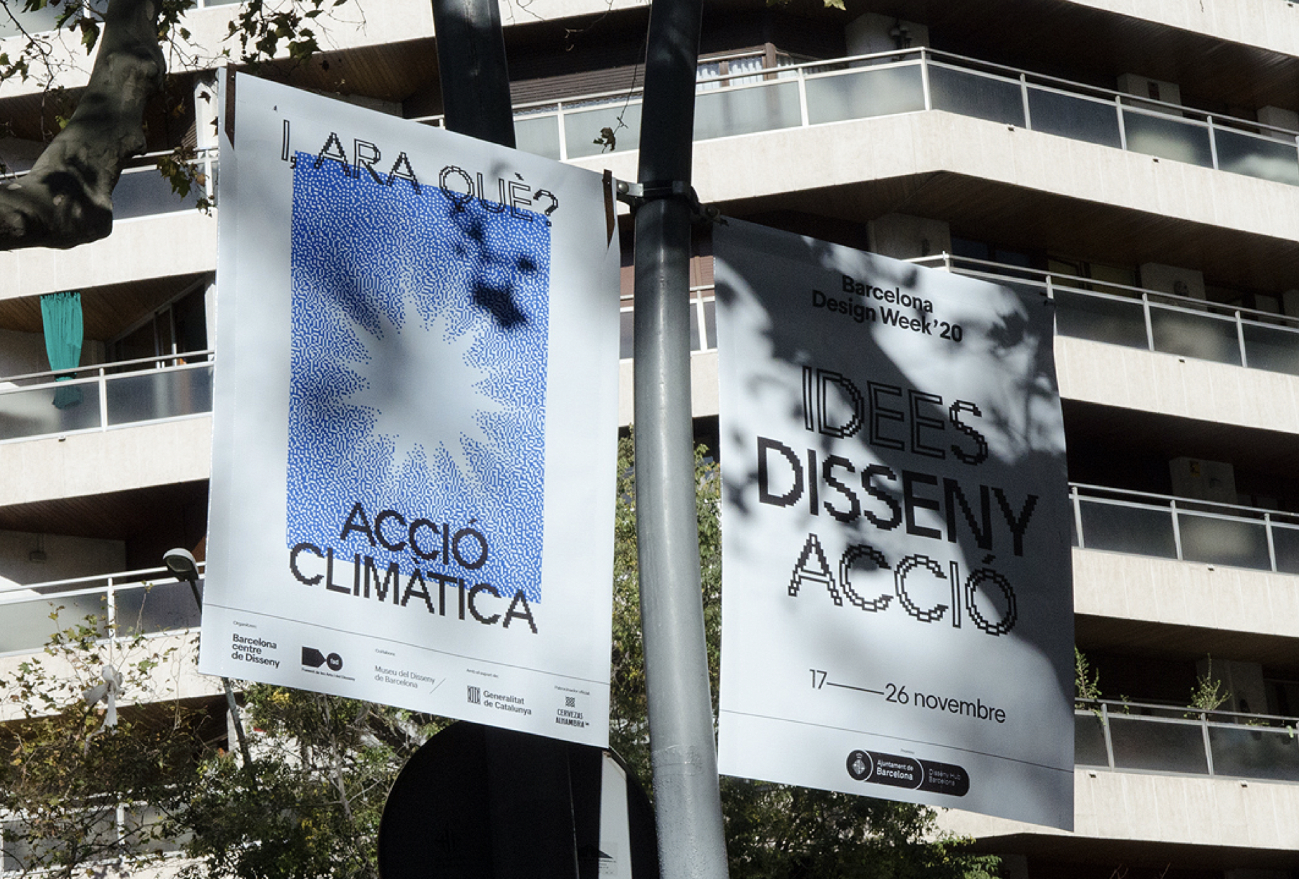 &ldquo;Yo, &iquest;ara qu&eacute;? Innovaci&oacute; industrial&rdquo; imagen de la botella efecto difuminado naranja; Dise&ntilde;o de pancartas callejeras junto con un tipo de letra personalizado de letras pixeladas 