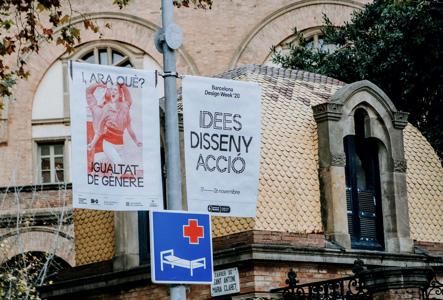&ldquo;Yo, &iquest;ara qu&eacute;? Imagen de flor emergente &egrave;tic&rdquo; con dise&ntilde;o de pancartas callejeras con efecto de difuminado rosa junto con un tipo de letra personalizado de letras &ldquo;difuminadas&rdquo; pixeladas. BARCELONA DESIGN WEEK 2020. Dise&ntilde;ado por el estudio de branding y comunicaci&oacute;n Esiete.