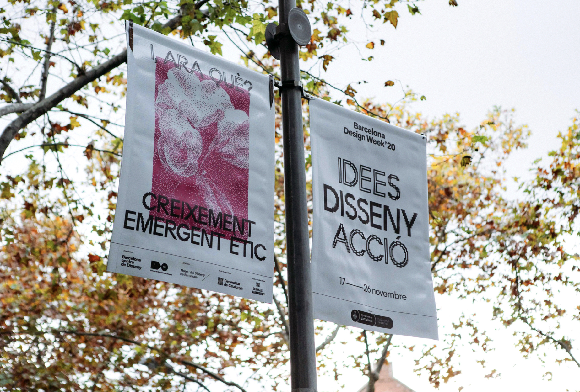 &ldquo;Think design act&rdquo; dise&ntilde;o de bolso tote tipograf&iacute;a pixelada contempor&aacute;nea, Semana del Dise&ntilde;o de Barcelona &acute;20. Dise&ntilde;ado por el estudio de branding y comunicaci&oacute;n Esiete.