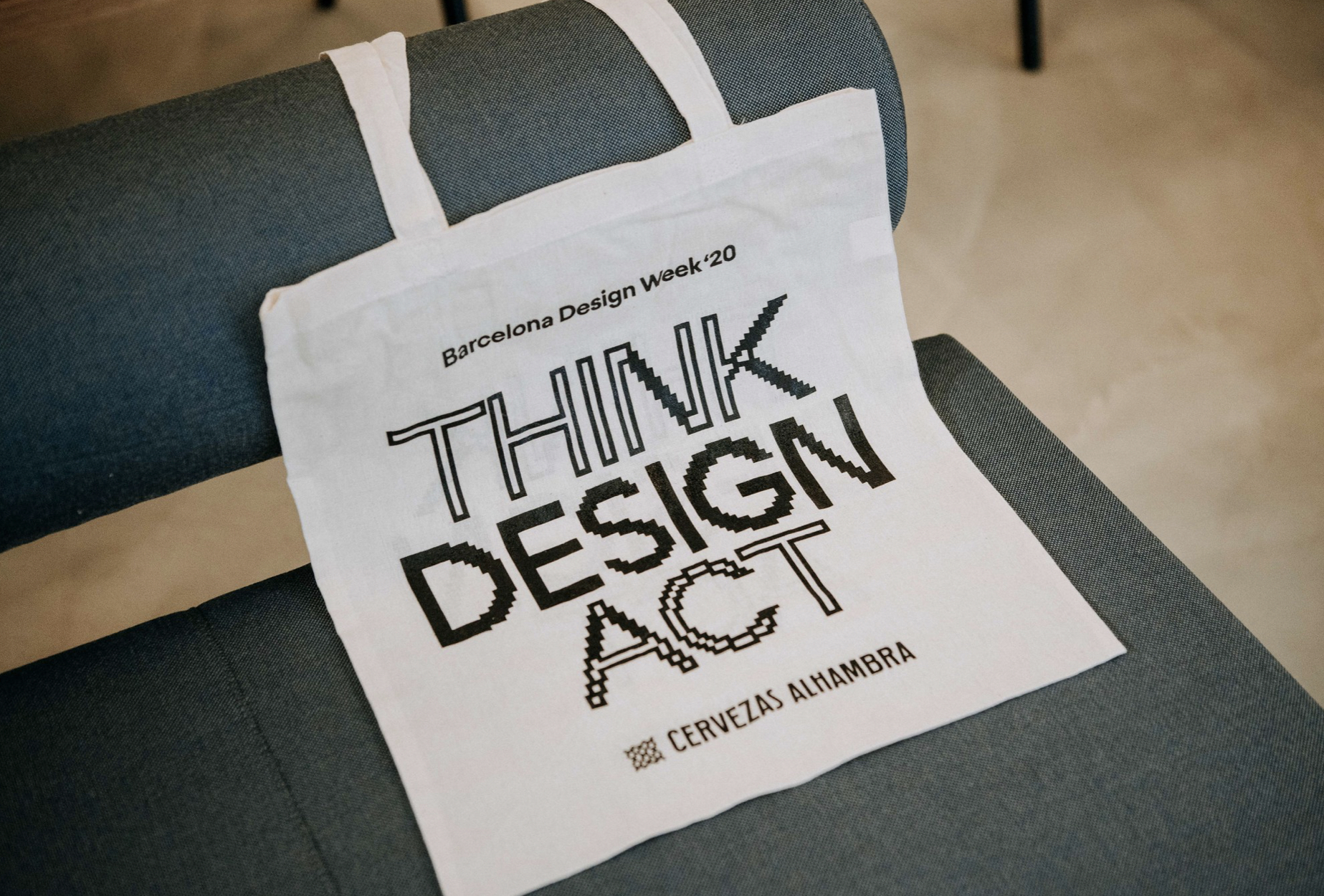 Varias bolsas de mano con el lema 