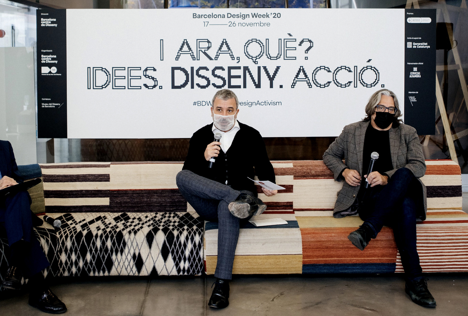 Una ponente hablando frente a la pantalla de la Barcelona Design Week &acute;20 dise&ntilde;ada por el estudio/agencia de comunicaci&oacute;n y branding Esiete bcn.