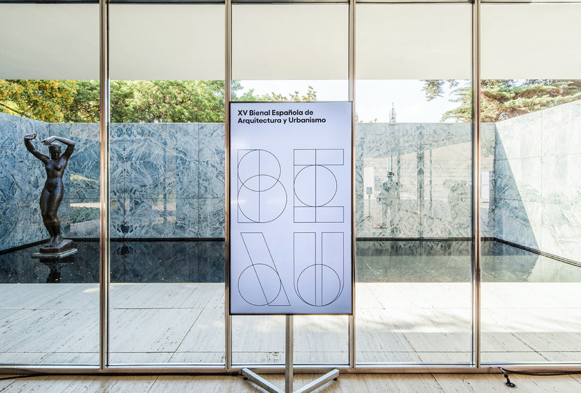 <span><span>Imatge de la gr&agrave;fica del XV Biennal Espanyola d'Arquitectura i Urbanisme aplicat en un cartell en un museu. Dissenyat per l'estudi esiete de branding i comunicaci&oacute;.</span></span>