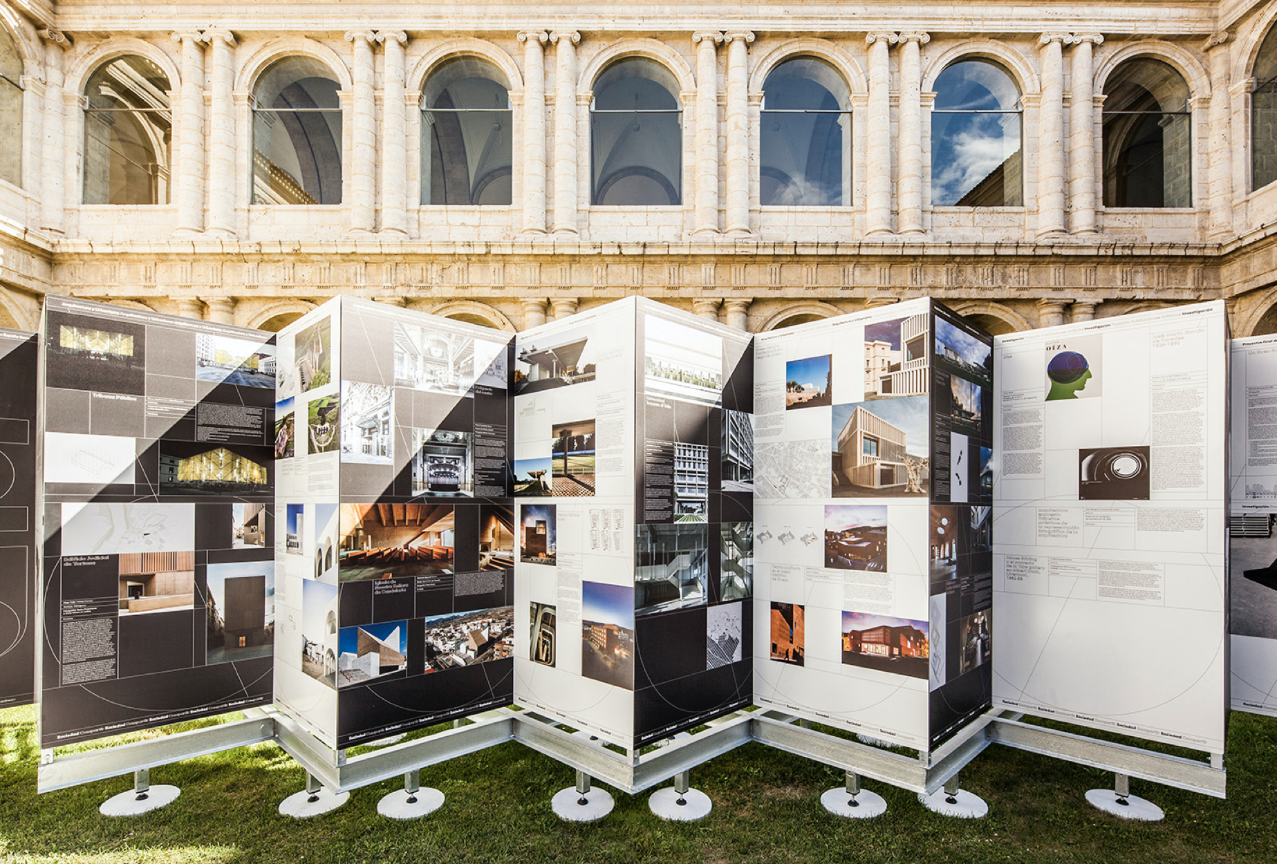 <span><span>Imatge d'un dels cartells de l'exposici&oacute; de XV Biennal Espanyola d'Arquitectura i Urbanisme, Dissenyat per l'estudi esiete de branding i comunicaci&oacute;.</span></span>
