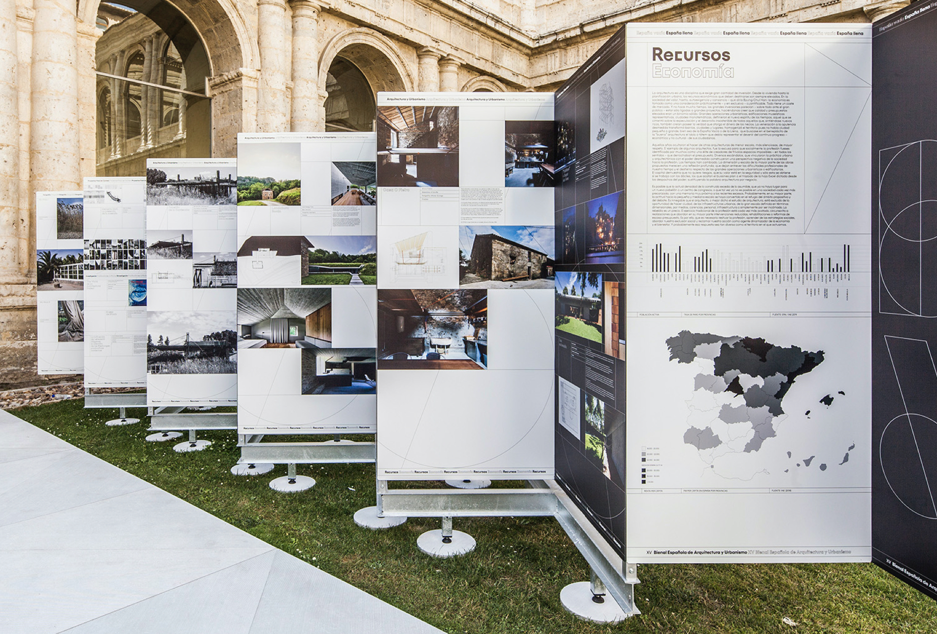 <span><span><span><span>Imatge d'una de la s&egrave;rie de cartells de l'exposici&oacute; de XV Biennal Espanyola d'Arquitectura i Urbanisme, Dissenyat per l'estudi esiete de branding i comunicaci&oacute;.</span></span></span></span>