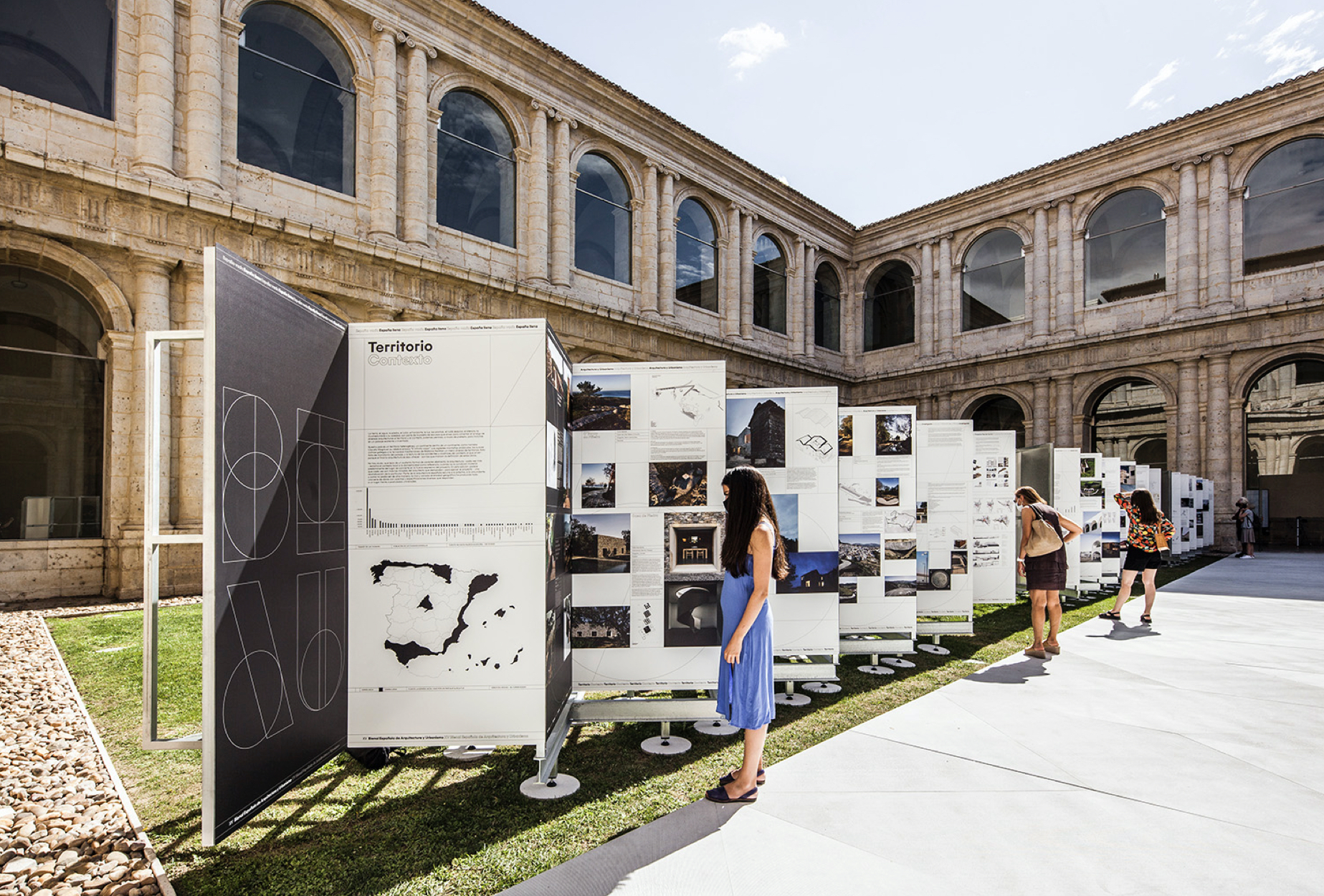 <span><span>Imatge d'un dels cartells de l'exposici&oacute; de XV Biennal Espanyola d'Arquitectura i Urbanisme on apareixen tres noies llegint la s&egrave;rie de cartells. Dissenyat per l'estudi esiete de branding i comunicaci&oacute;.</span></span>