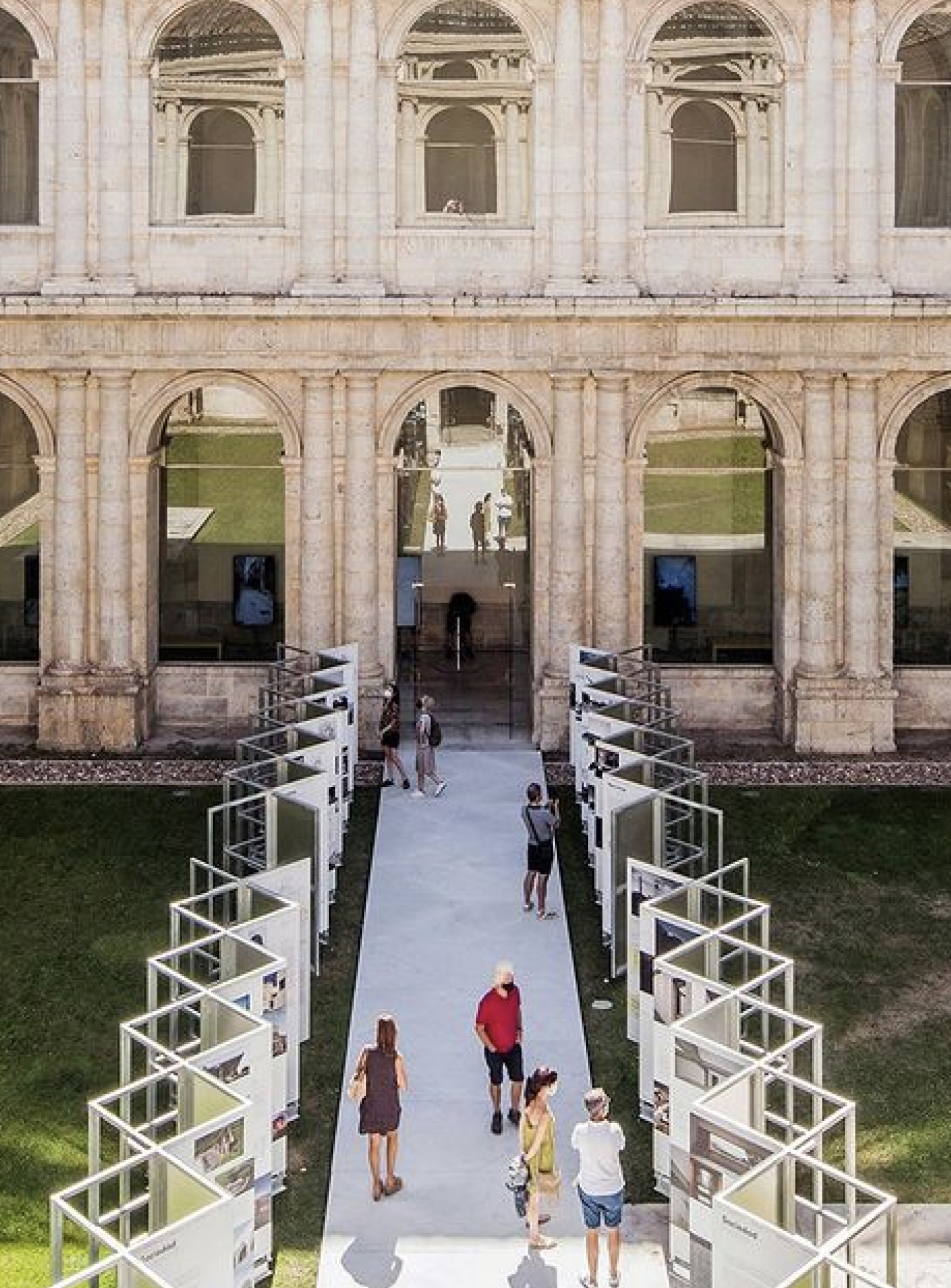 <span><span>imatge a&egrave;ria de l'exposici&oacute; Imatge d'un dels cartells de l'exposici&oacute; de XV Biennal Espanyola d'Arquitectura i Urbanisme on es veu la gent interactuant amb dues s&egrave;ries de cartells en forma de ziga-zaga. Dissenyat per l'estudi esiete de branding i comunicaci&oacute;.</span></span>