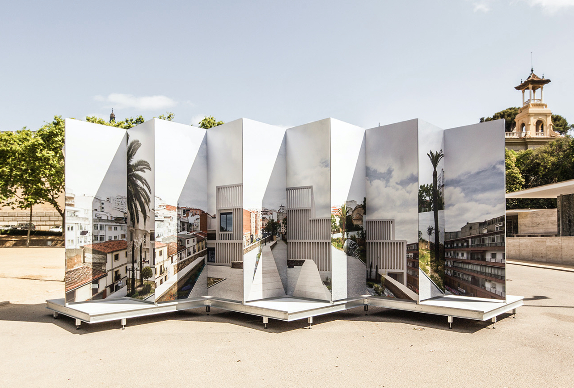 <span><span>S&egrave;rie de posters, en ziga-zaga, els quals formen una imatge, d'una banda, i una altra imatge per l'altre costat, per al XV Biennal Espanyola d'Arquitectura i Urbanisme, Dissenyat per l'estudi esiete de branding i comunicaci&oacute;.</span></span>