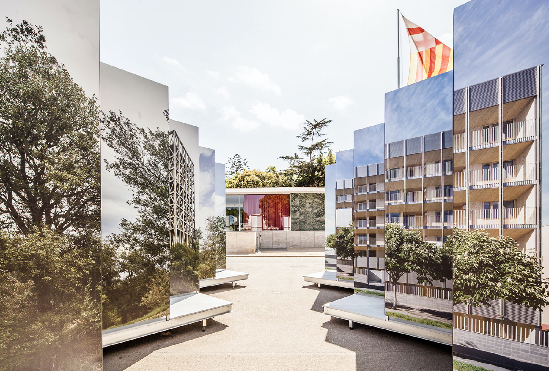 <span><span>Dues s&egrave;ries de posters en ziga-zaga, on podem veure un edifici i un bosc, per al XV Biennal Espanyola d'Arquitectura i Urbanisme, Dissenyat per l'estudi esiete de branding i comunicaci&oacute;.</span></span>
