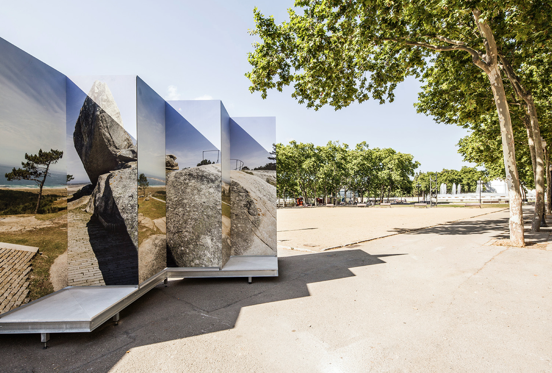 <span><span>S&egrave;rie de poster en ziga-zaga, en un parc, on podem veure un paisatge roc&oacute;s en una platja, per al XV Biennal Espanyola d'Arquitectura i Urbanisme, Dissenyat per l'estudi esiete de branding i comunicaci&oacute;.</span></span>