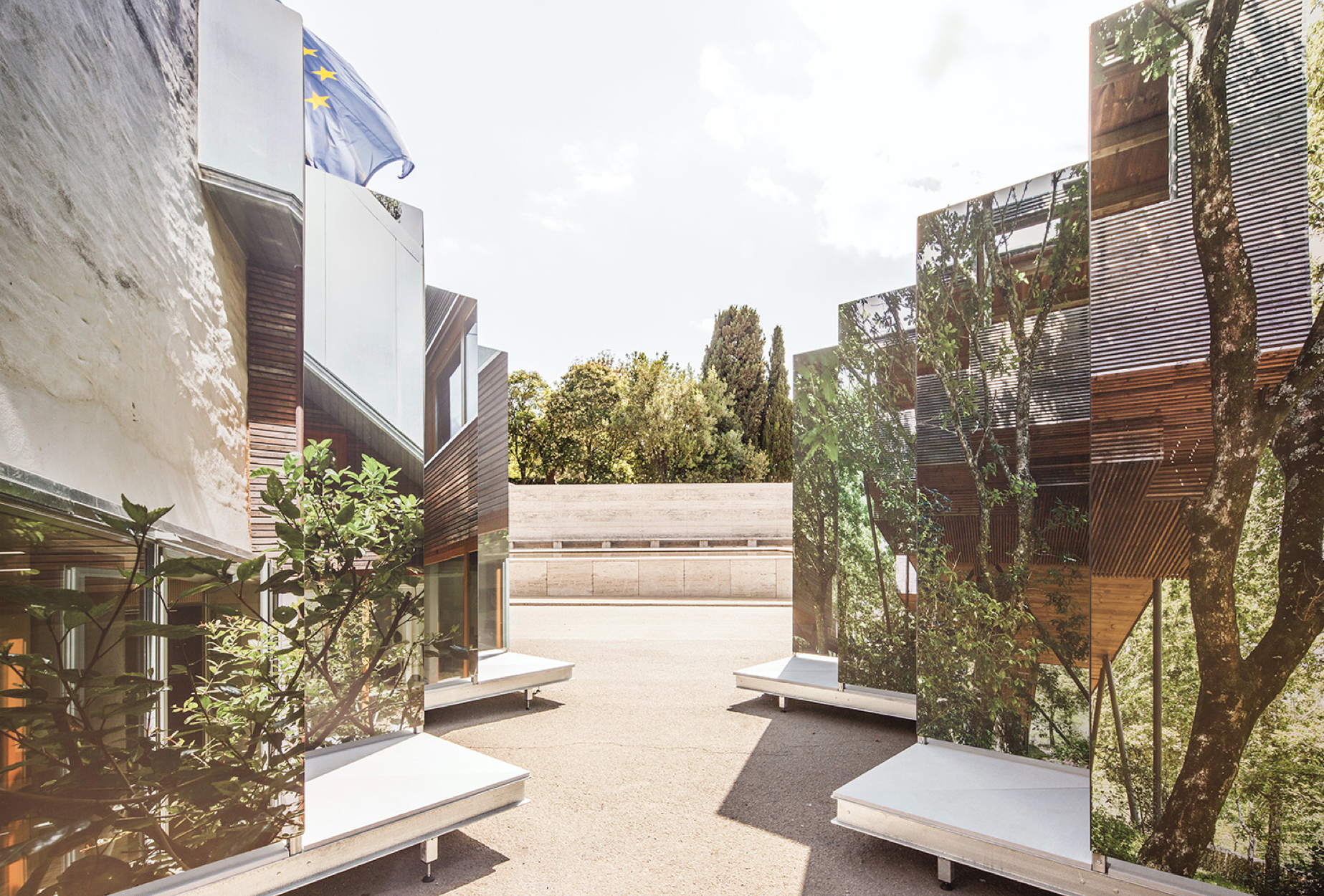 <span><span>Dues s&egrave;ries de posters en ziga-zaga, on podem veure un edifici en bosc, per al XV Biennal Espanyola d'Arquitectura i Urbanisme, Dissenyat per l'estudi esiete de branding i comunicaci&oacute;.</span></span>