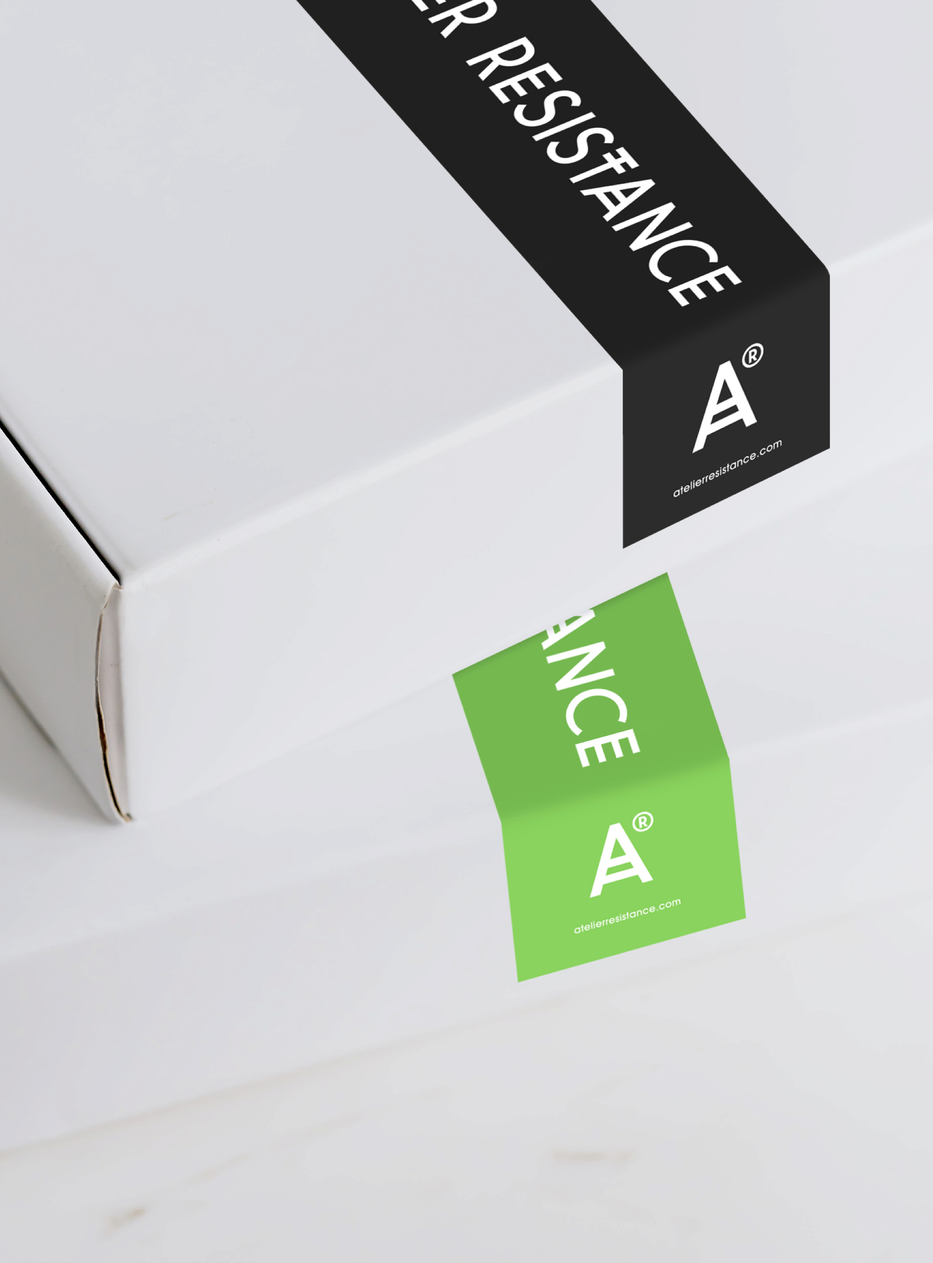 Fotografia de la identitat visual aplicada en un packging de la marca ATELIER RESISTANCE. Dissenyat per l'estudi esiete de branding i comunicaci&oacute;.