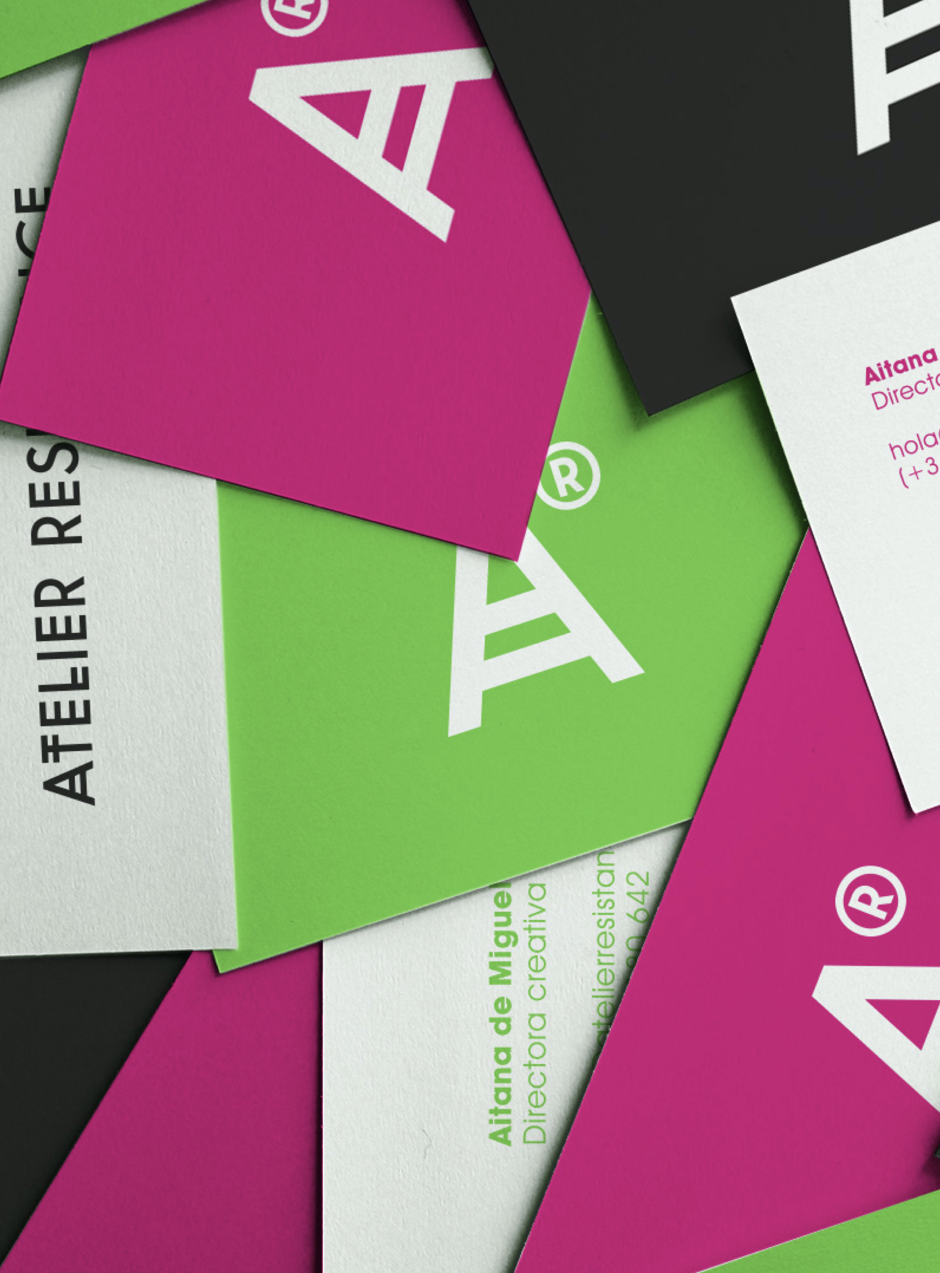 <span><span>Fotografia de les targetes corporatives de la marca ATELIER RESISTANCE. Dissenyat per l'estudi esiete de branding i comunicaci&oacute;.</span></span>