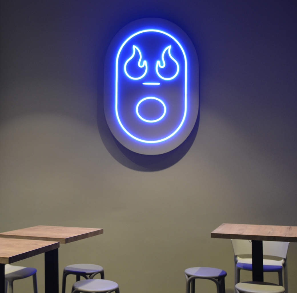 <span><span>Fotograf&iacute;a de la puerta del restaurante de tacos XUBA, donde se puede ver el cartel de abierto con una de las ilustraciones y uno de los neones, en la paret del interior del restaurante. Dise&ntilde;ado por el estudio esiete de branding y comunicaci&oacute;n.</span></span>