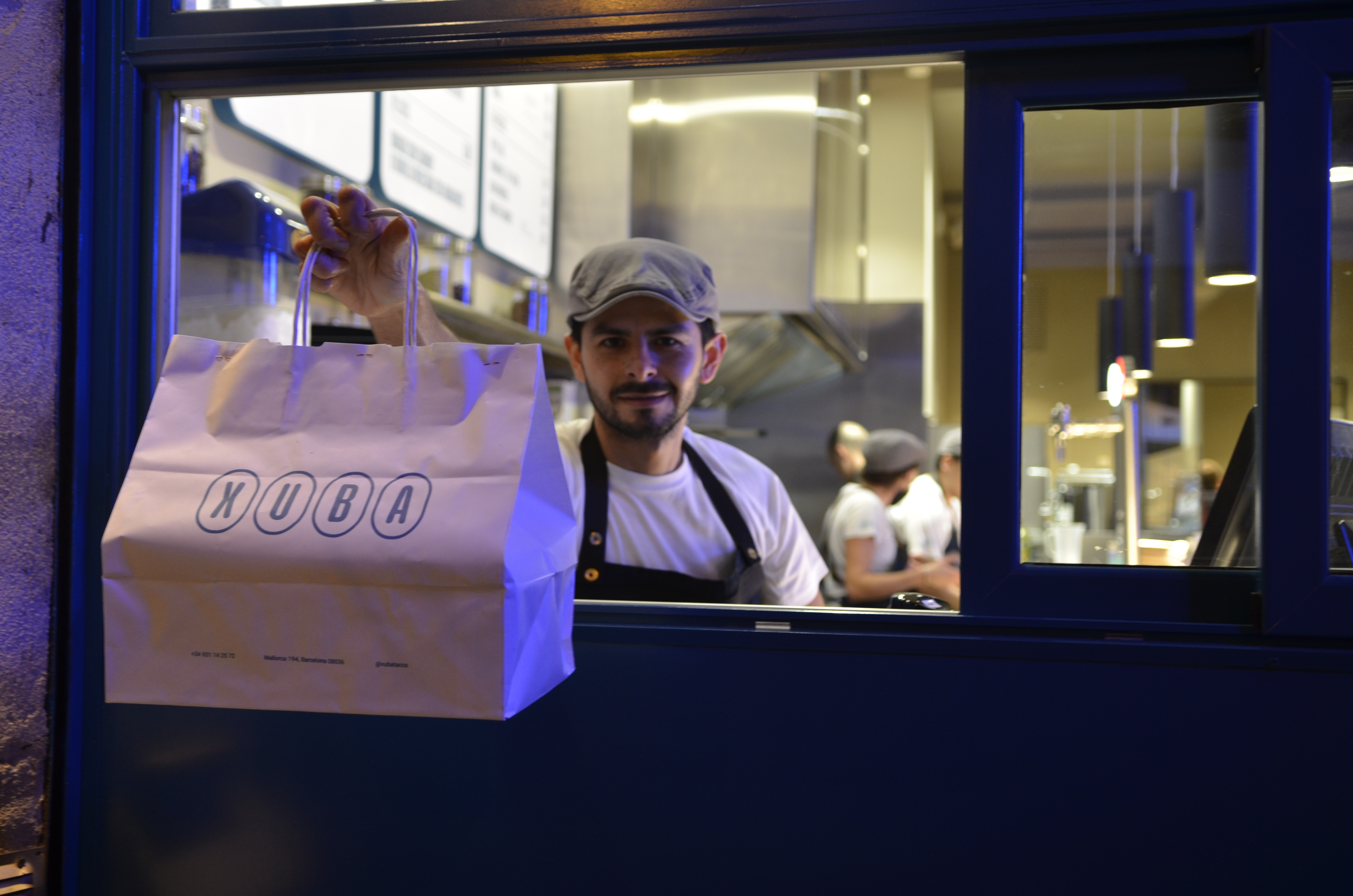 <span><span>Dos de los cocineros del restaurante de tacos XUBA, preparando tacos con las camisetas corporativas del restaurante, donde aparecen dos de las ilustraciones. Dise&ntilde;ado por el estudio esiete de branding y comunicaci&oacute;n.</span></span>