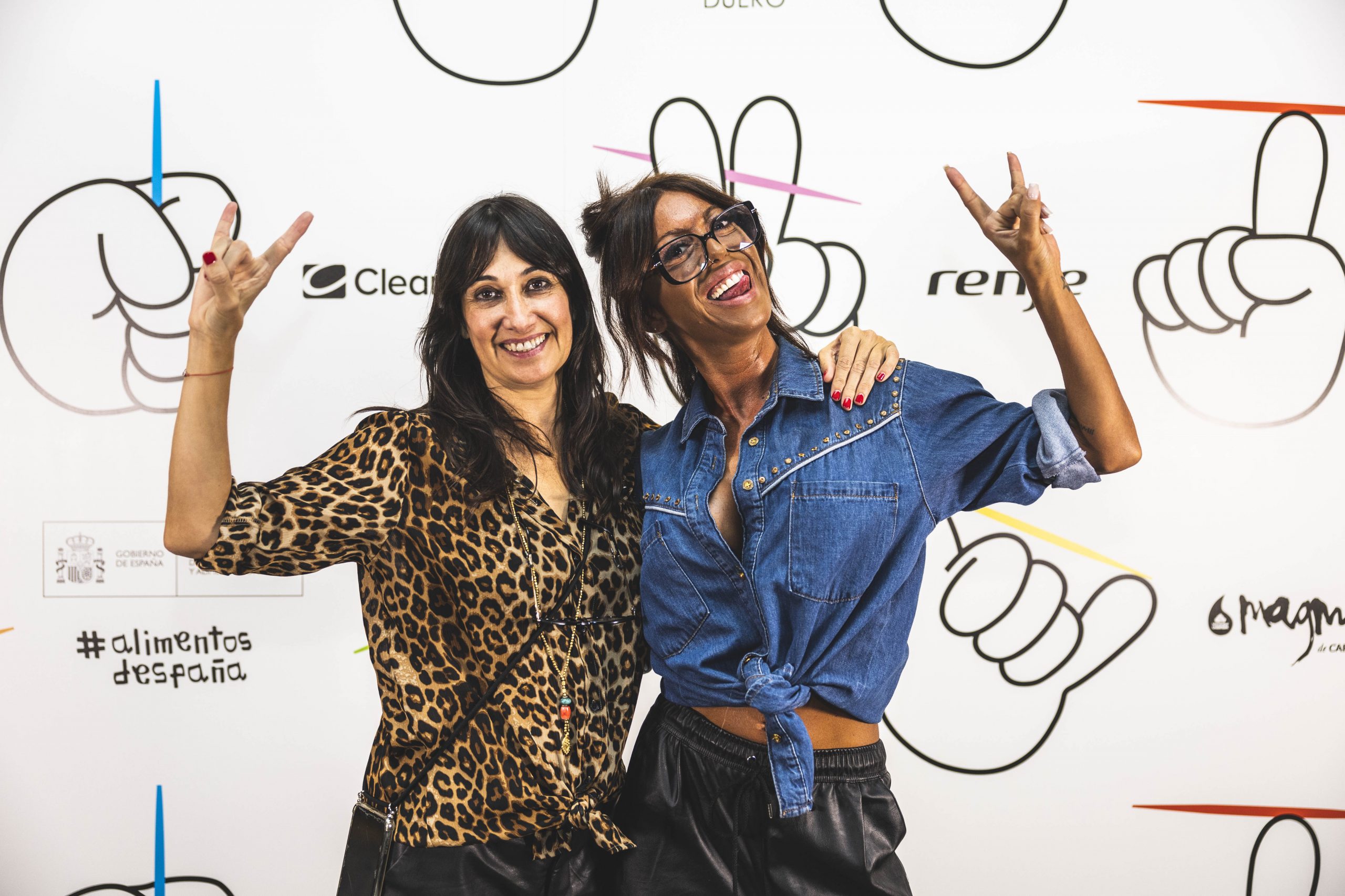 <span><span>Dos hombres y una mujer posando para una fotograf&iacute;a en un photocall del evento HOTEL TAPA TOUR 2022. Dise&ntilde;ado por el estudio esiete de branding y comunicaci&oacute;n.</span></span>