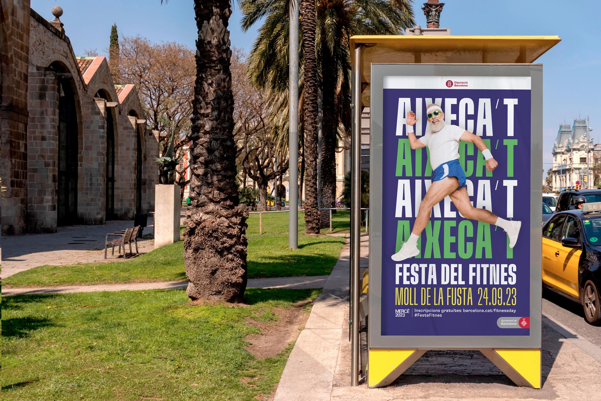 <span><span>Fotografia d'un cartell d'una parada de bus, per a la campanya de LA FESTA DEL FITNES 2023, amb una fotografia d'un home feli&ccedil;, saltant i vestit d'esport. Dissenyat per l'estudi esiete de branding i comunicaci&oacute;.</span></span>