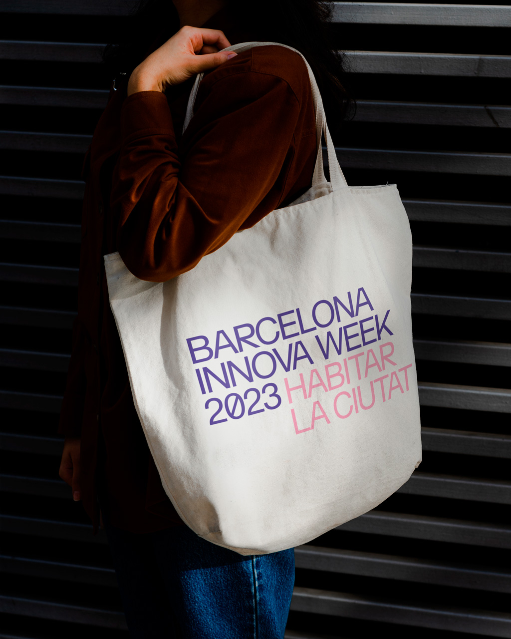 <span>Totebag</span><span>&nbsp;blanca, con el logotipo de BARCELONA INNOVA&nbsp;</span><span>WEEK</span><span>&nbsp;2023, como elemento de&nbsp;</span><span>merch</span><span>. Dise&ntilde;ado por el estudio&nbsp;</span><span>esiete</span><span>&nbsp;de branding y comunicaci&oacute;n.</span>