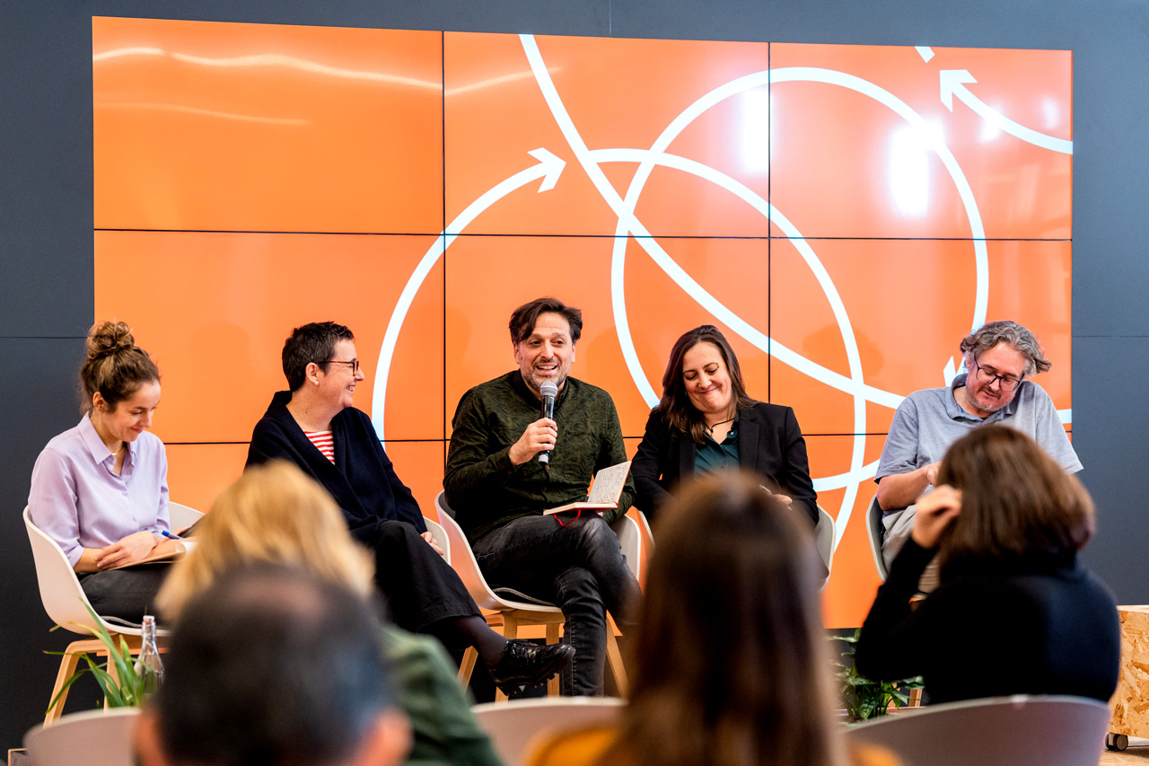 <span><span>Grupo de personas en la presentaci&oacute;n de la gr&aacute;fica de BARCELONA INNOVA </span><span>WEEK</span><span> 2023 frente a la gr&aacute;fica del proyecto dise&ntilde;ado por el estudio </span><span>esiete</span><span> de branding y comunicaci&oacute;n aplicado en unas pantallas.</span></span>