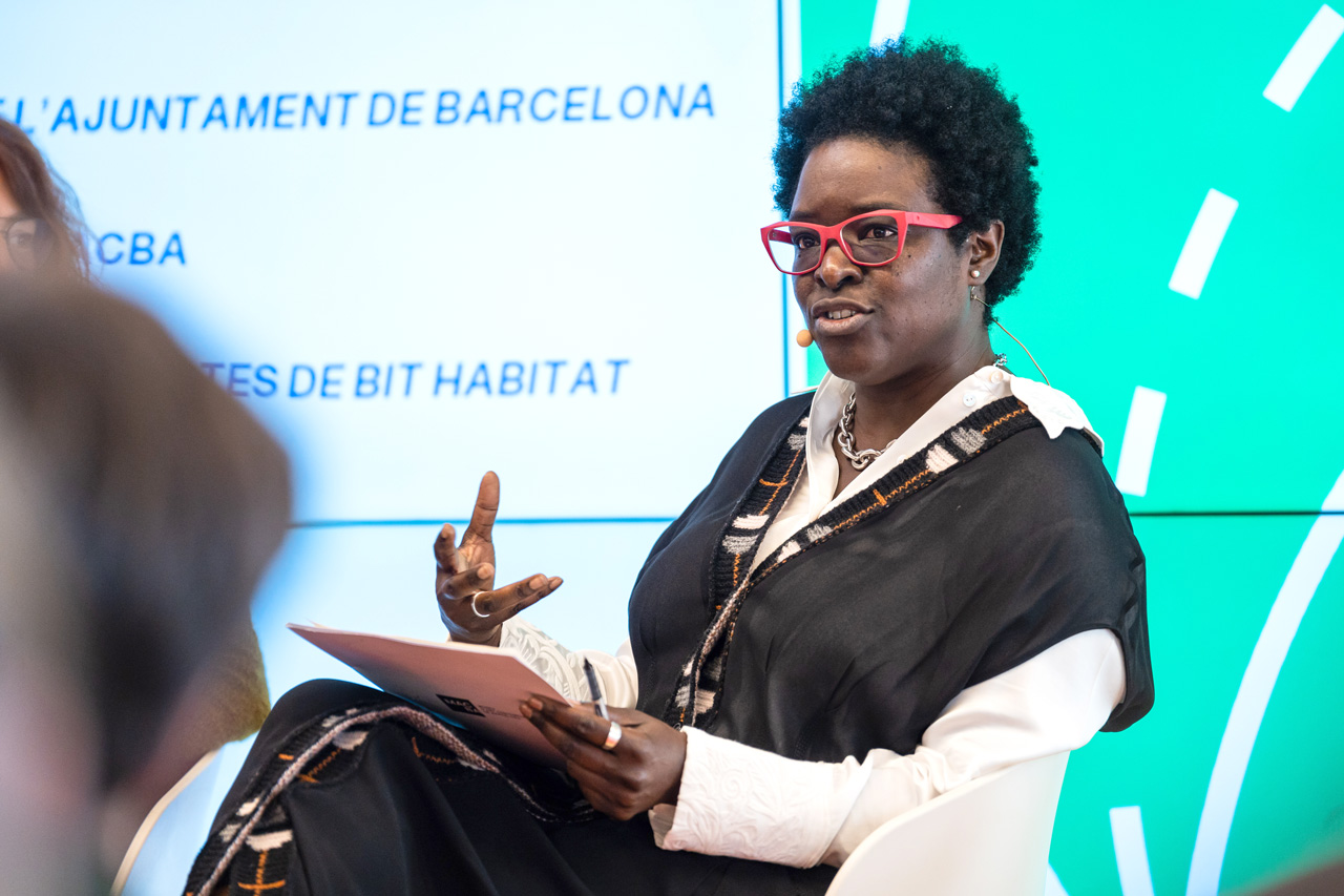 <span><span>Mujer hablando en la presentaci&oacute;n de BARCELONA INNOVA </span><span>WEEK</span><span> 2023, frente a la gr&aacute;fica dise&ntilde;ada por el estudio </span><span>esiete</span><span> de branding y comunicaci&oacute;n aplicado en unas pantallas.</span></span>