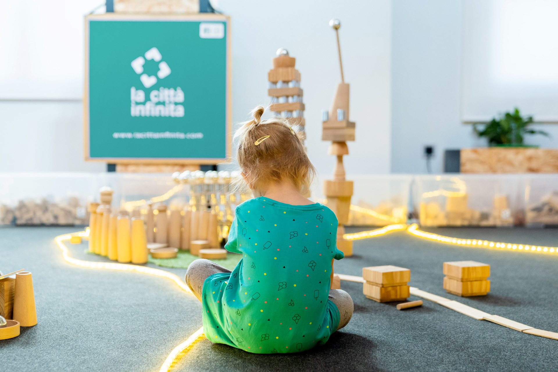 <span><span>Bebe chica jugando con piezas de madera para presentar el proyecto de BARCELONA INNOVA </span><span>WEEK</span><span> 2023. Dise&ntilde;ado por el estudio </span><span>esiete</span><span> de branding y comunicaci&oacute;n.</span></span>