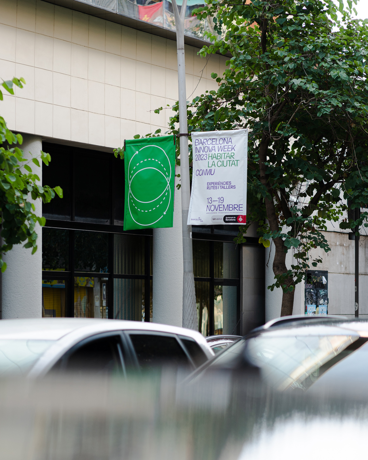 <span><span>Carteles de la campa&ntilde;a gr&aacute;fica BARCELONA INNOVA </span><span>WEEK</span><span> 2023 de color verde colgadas en una farola de BARCELONA. Dise&ntilde;ado por el estudio </span><span>esiete</span><span> de branding y comunicaci&oacute;n.</span></span>